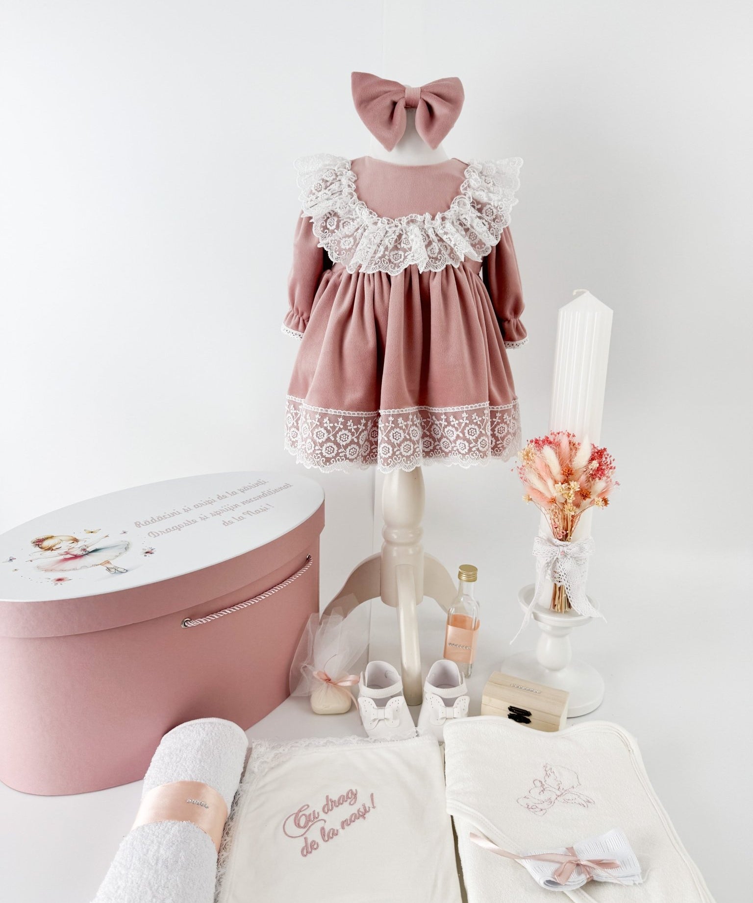 Trusou botez complet cu rochita eleganta si lumanare personalizata manual - Dya - Botez bebelusi