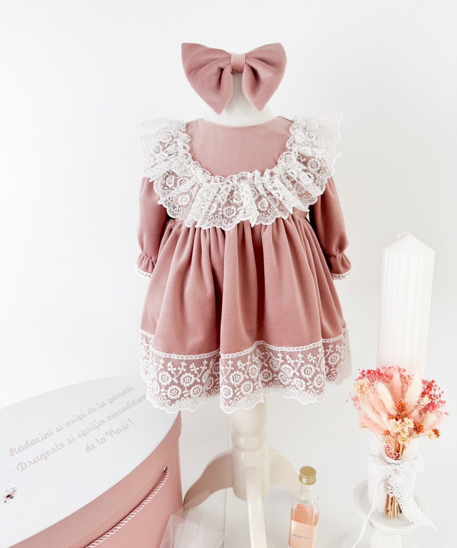 Trusou botez complet cu rochita eleganta si lumanare personalizata manual - Dya - Botez bebelusi