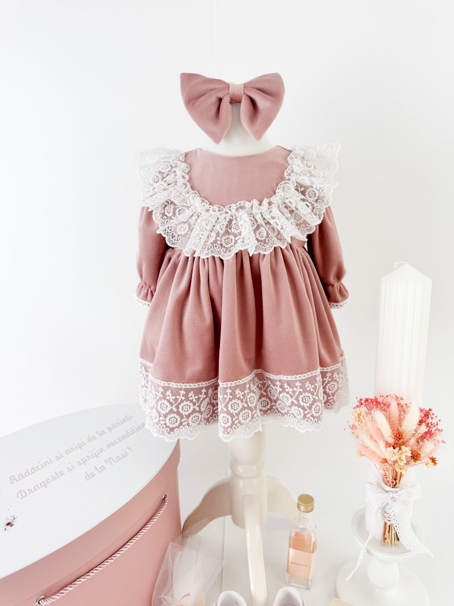 Trusou botez complet cu rochita eleganta si lumanare personalizata manual - Dya - Botez bebelusi