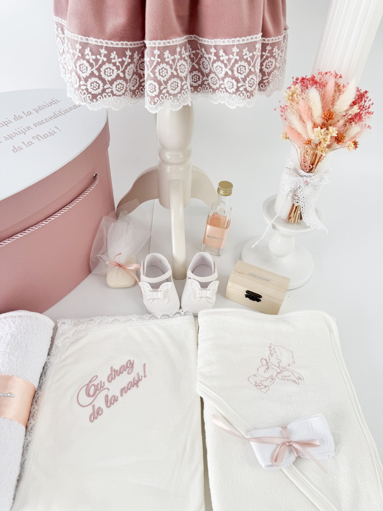 Trusou botez complet cu rochita eleganta si lumanare personalizata manual - Dya - Botez bebelusi