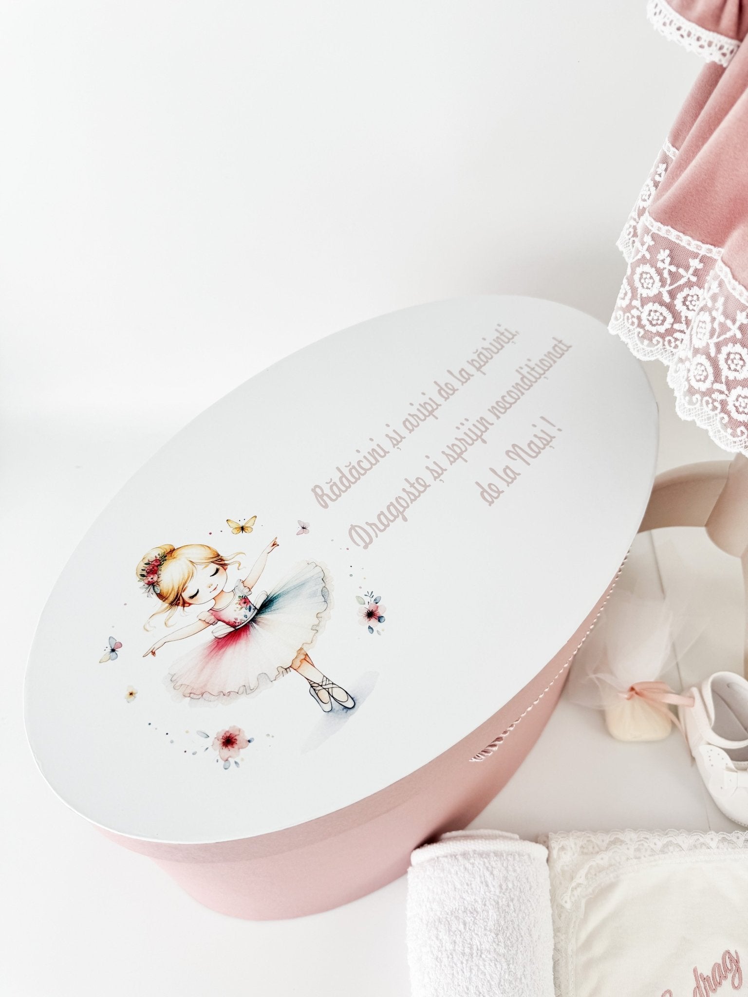 Trusou botez complet cu rochita eleganta si lumanare personalizata manual - Dya - Botez bebelusi