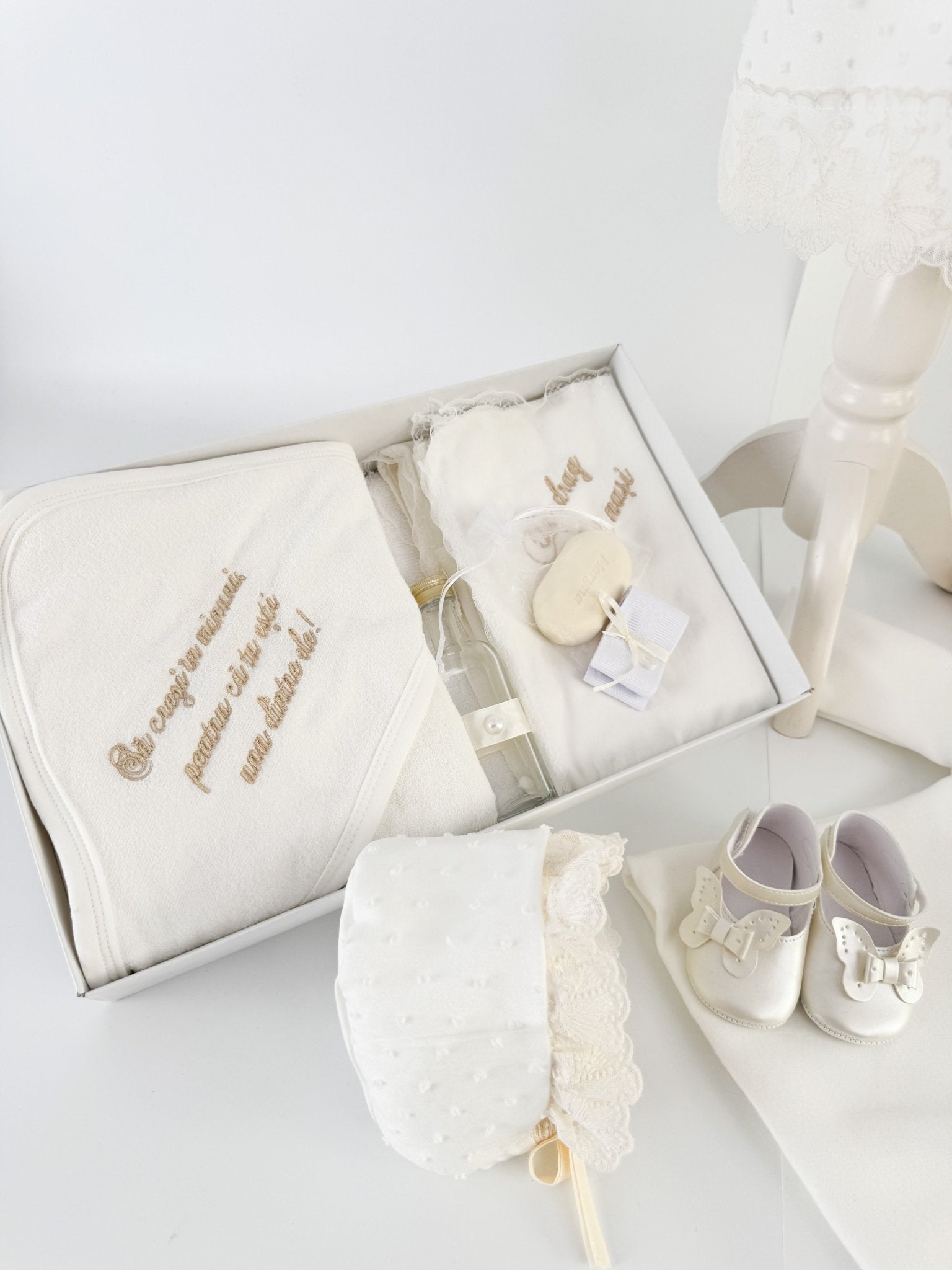 Trusou botez complet cu rochita eleganta si lumanare personalizata manual - Ecateris - Botez bebelusi