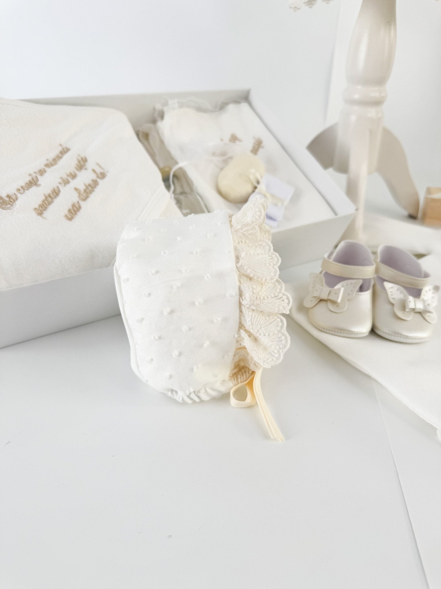 Trusou botez complet cu rochita eleganta si lumanare personalizata manual - Ecateris - Botez bebelusi