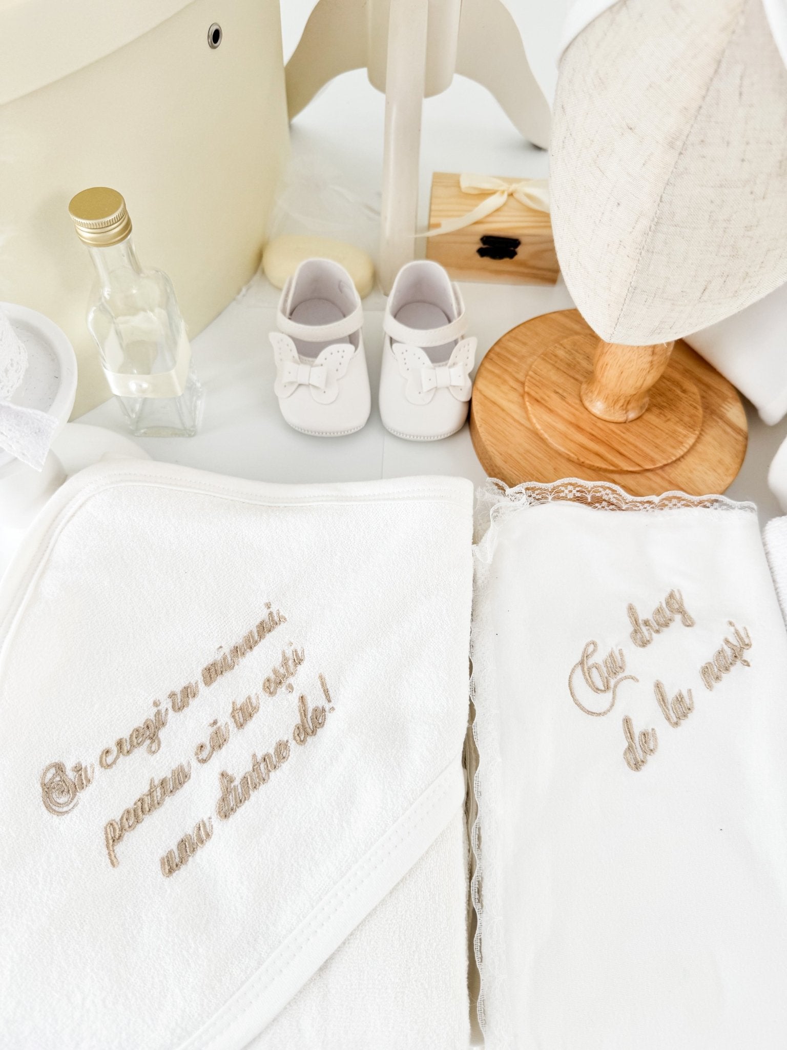 Trusou botez complet cu rochita eleganta si lumanare personalizata manual - Elenuta - Botez bebelusi
