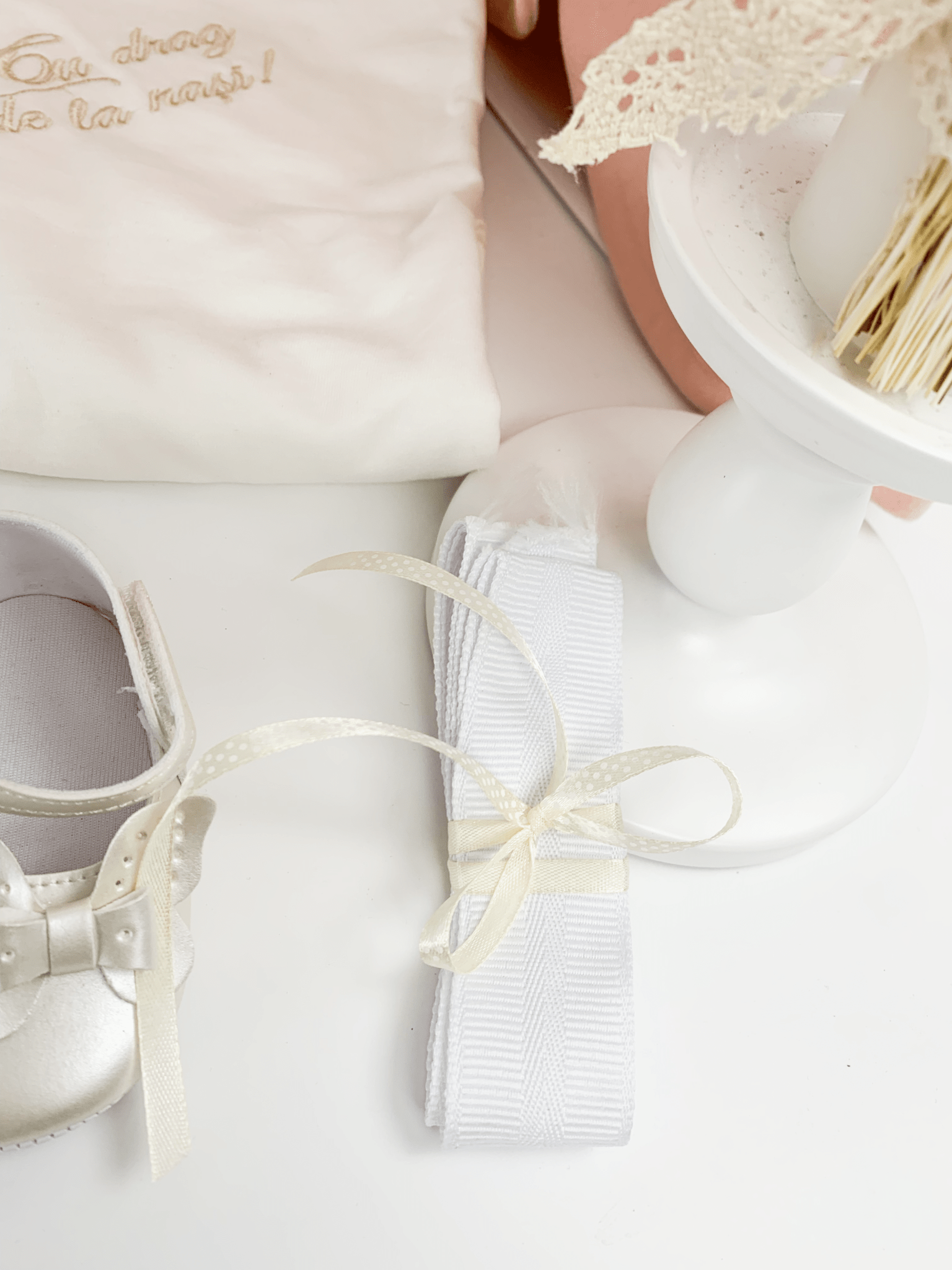 Trusou botez complet cu rochita eleganta si lumanare personalizata manual - Eloise - Botez bebelusi