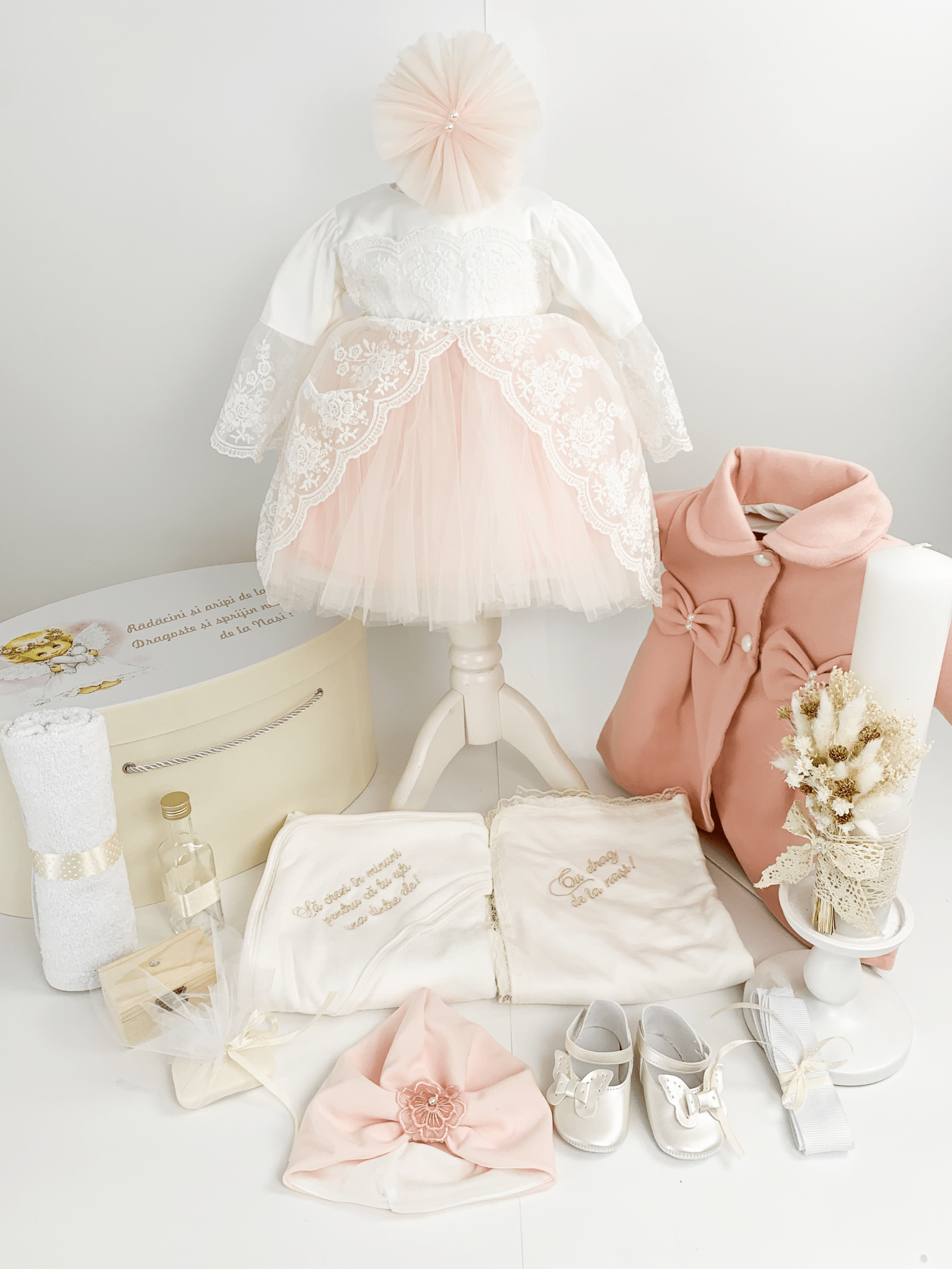 Trusou botez complet cu rochita eleganta si lumanare personalizata manual - Eloise - Botez bebelusi