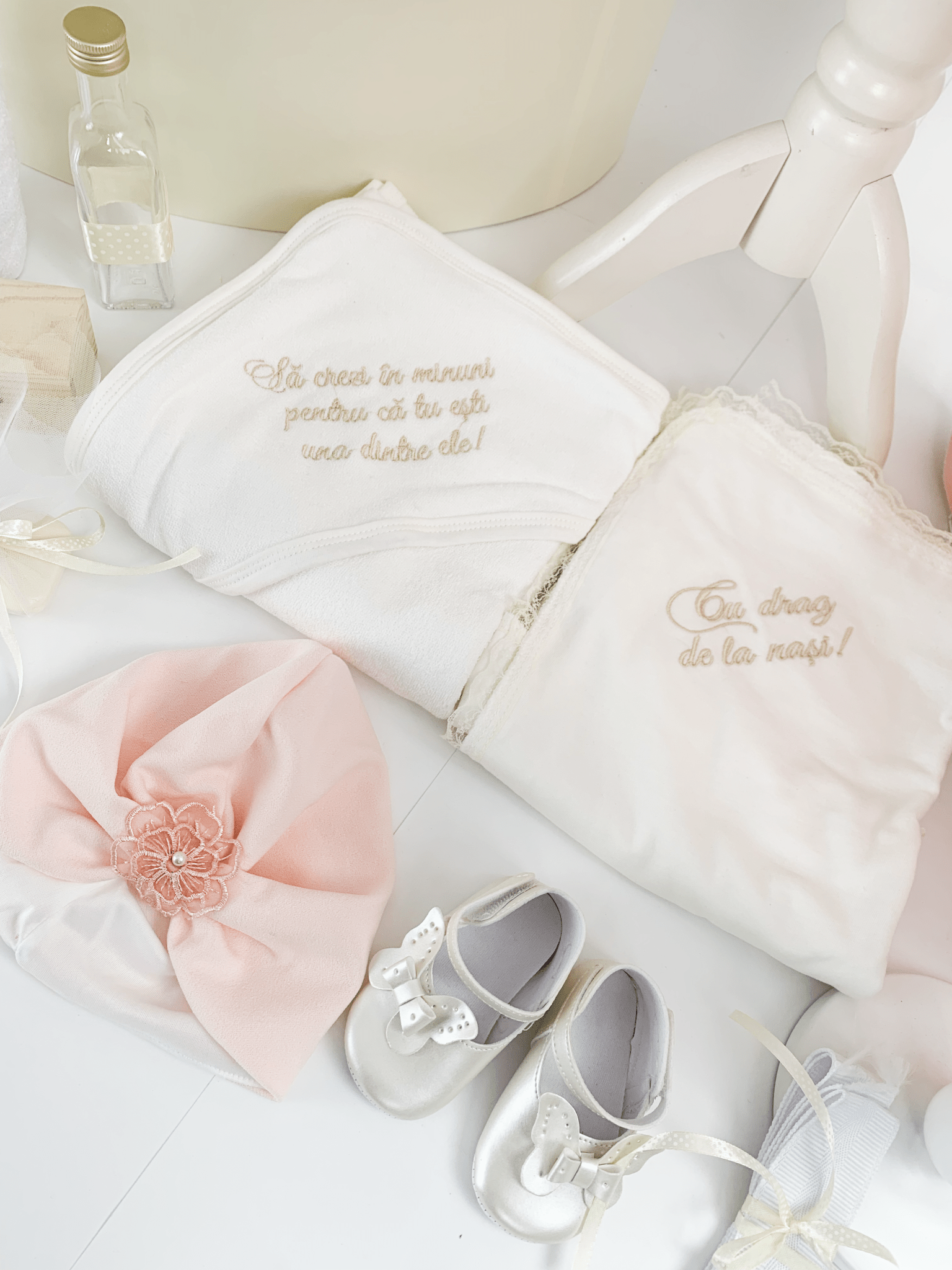 Trusou botez complet cu rochita eleganta si lumanare personalizata manual - Eloise - Botez bebelusi