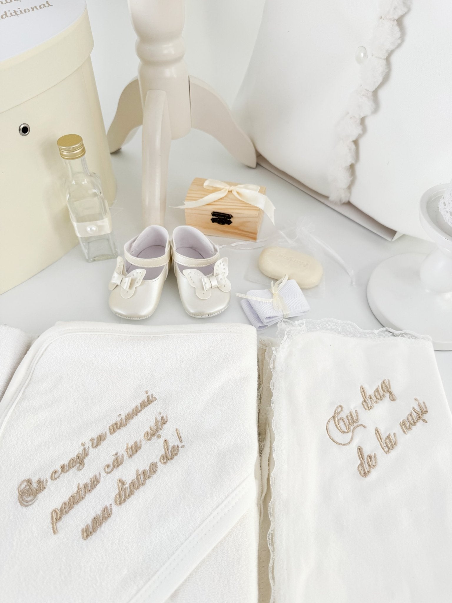 Trusou botez complet cu rochita eleganta si lumanare personalizata manual - Florica - Botez bebelusi