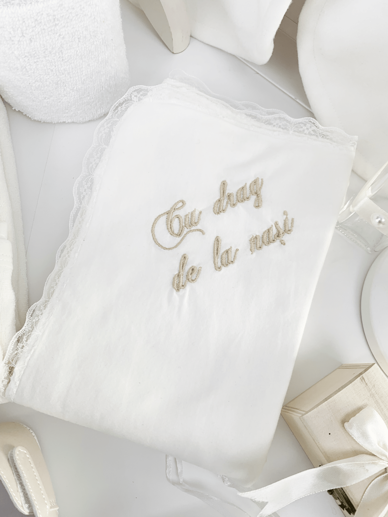 Trusou botez complet cu rochita eleganta si lumanare personalizata manual - Ionita - Botez bebelusi