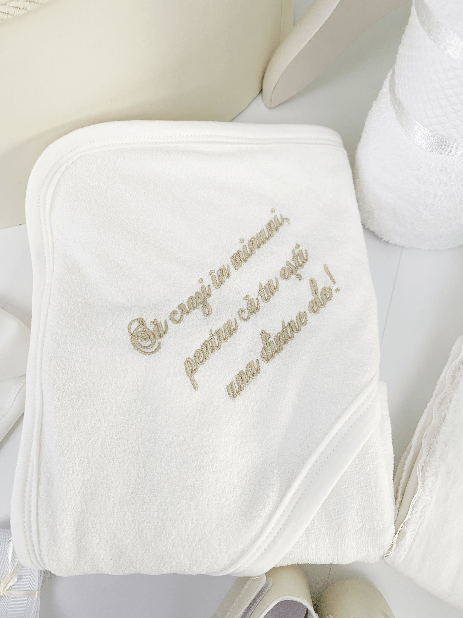 Trusou botez complet cu rochita eleganta si lumanare personalizata manual - Ionita - Botez bebelusi