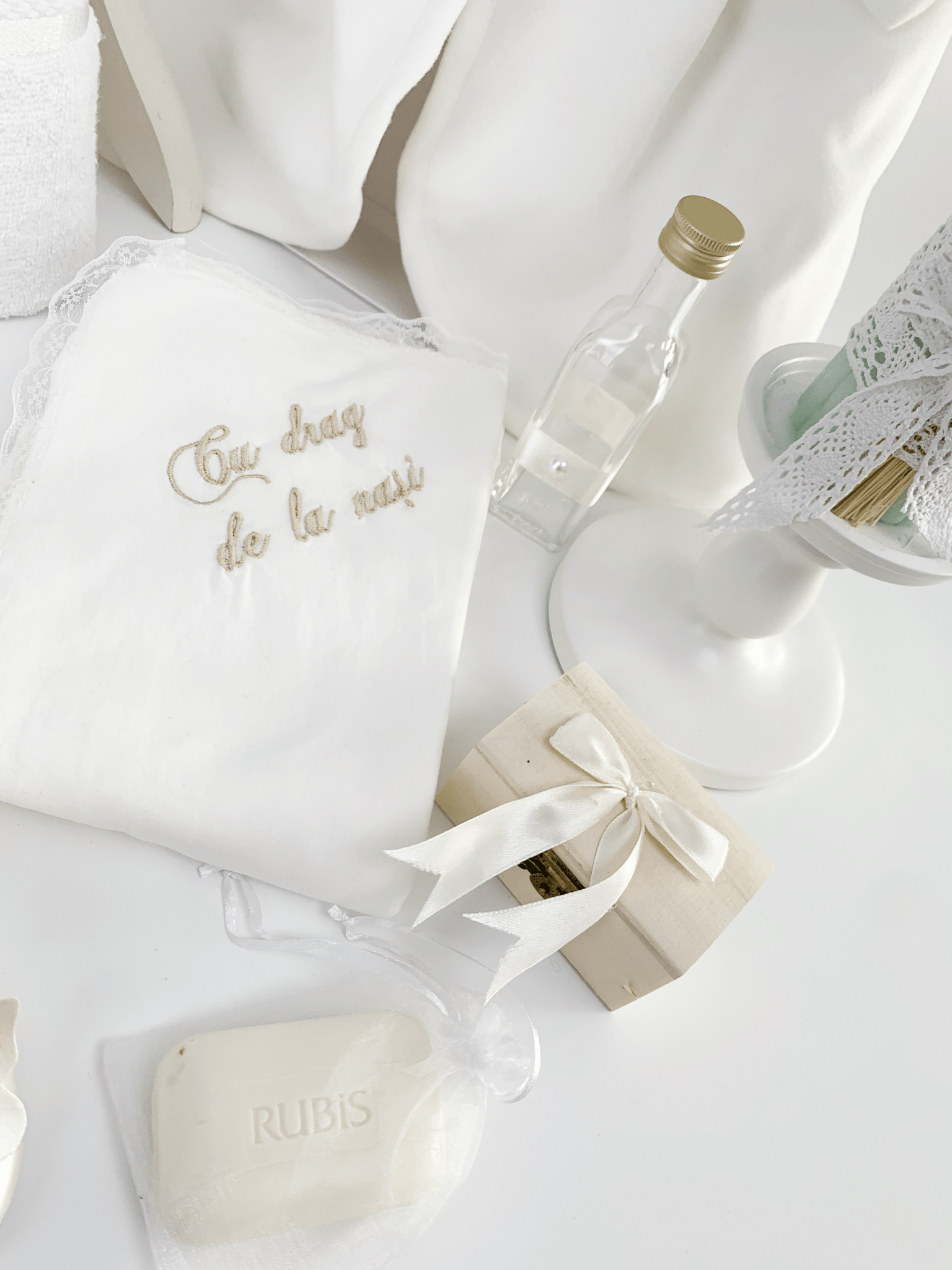 Trusou botez complet cu rochita eleganta si lumanare personalizata manual - Ionita - Botez bebelusi