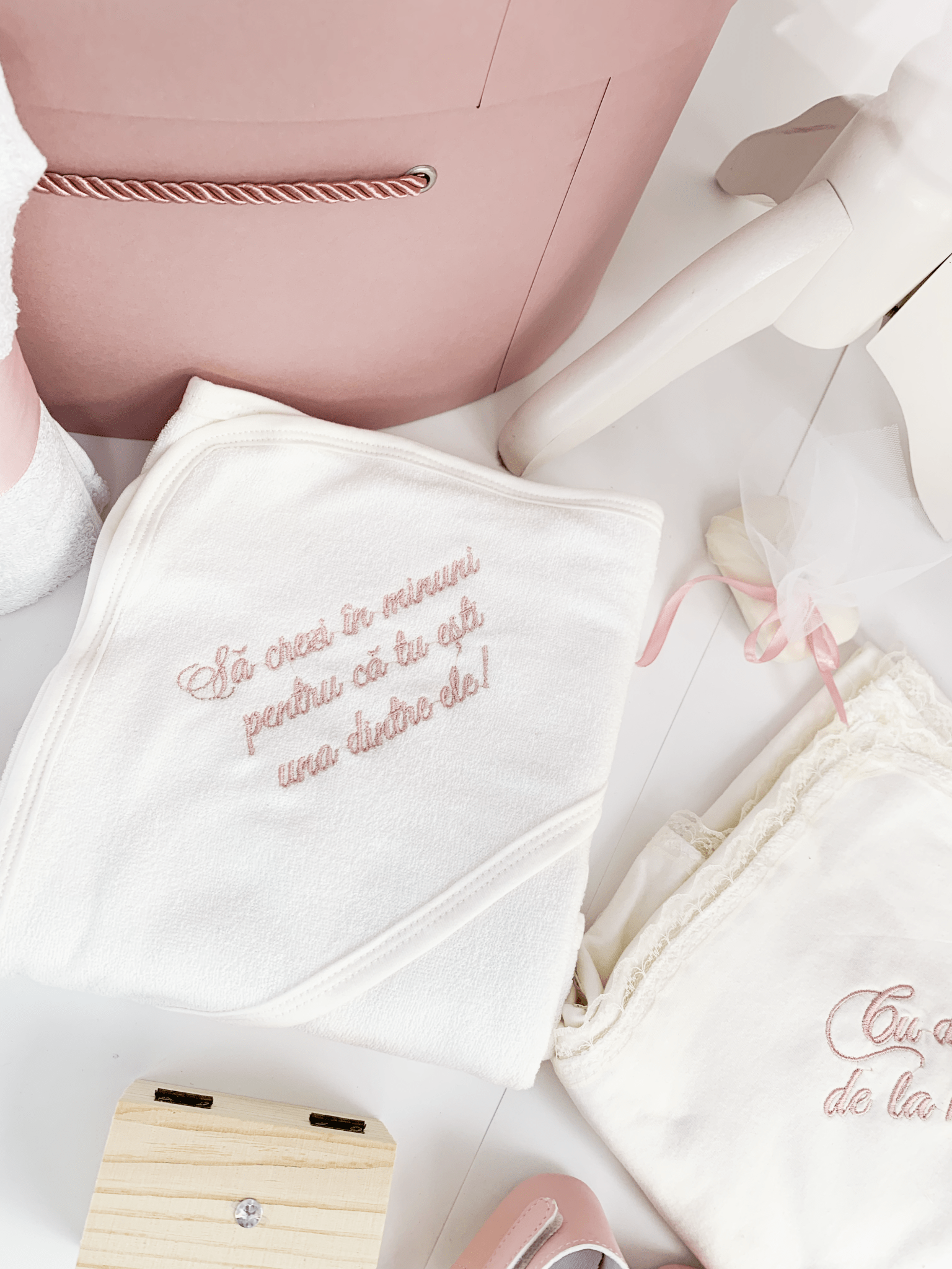 Trusou botez complet cu rochita eleganta si lumanare personalizata manual - Leah - Botez bebelusi