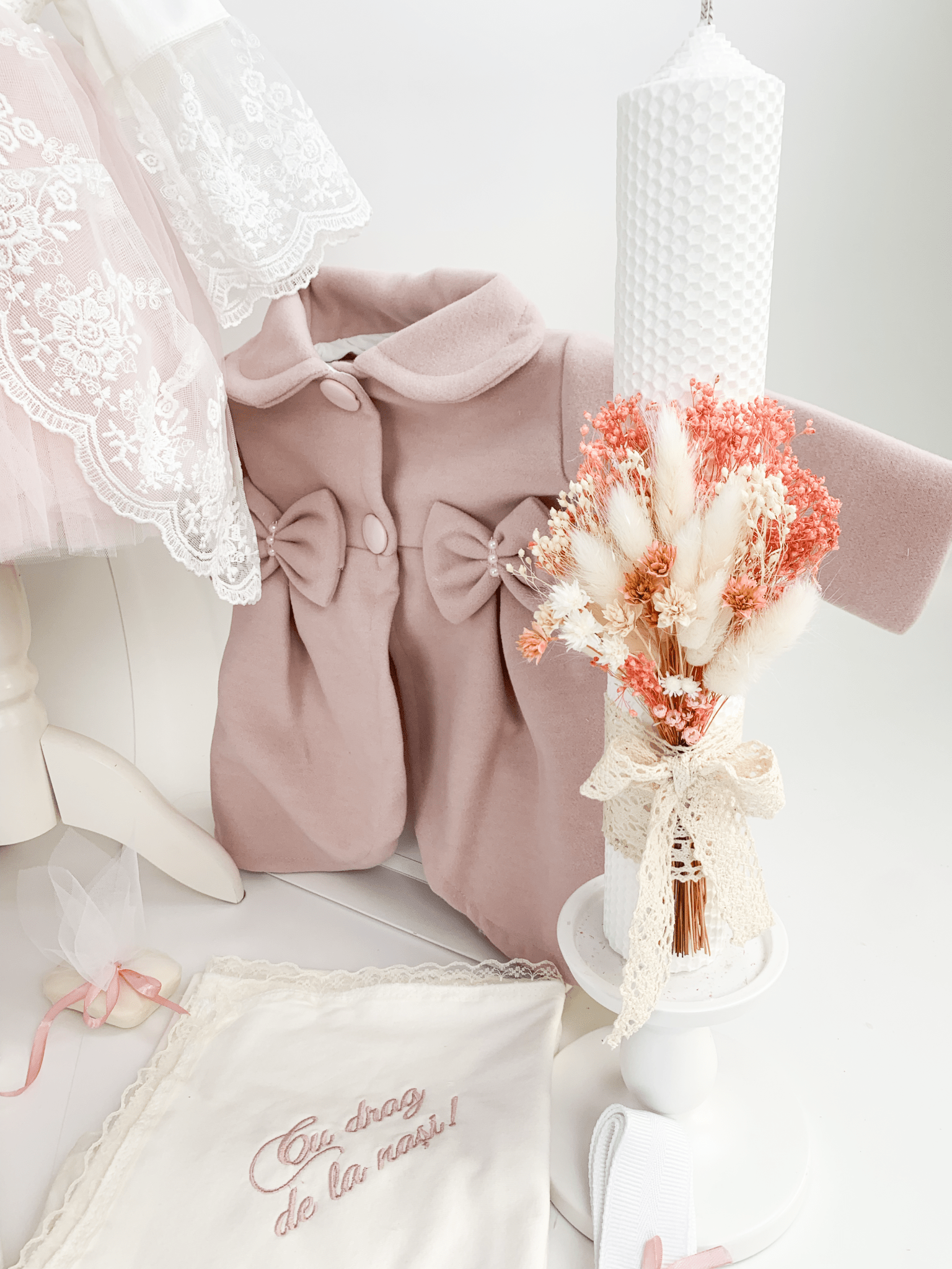 Trusou botez complet cu rochita eleganta si lumanare personalizata manual - Leah - Botez bebelusi