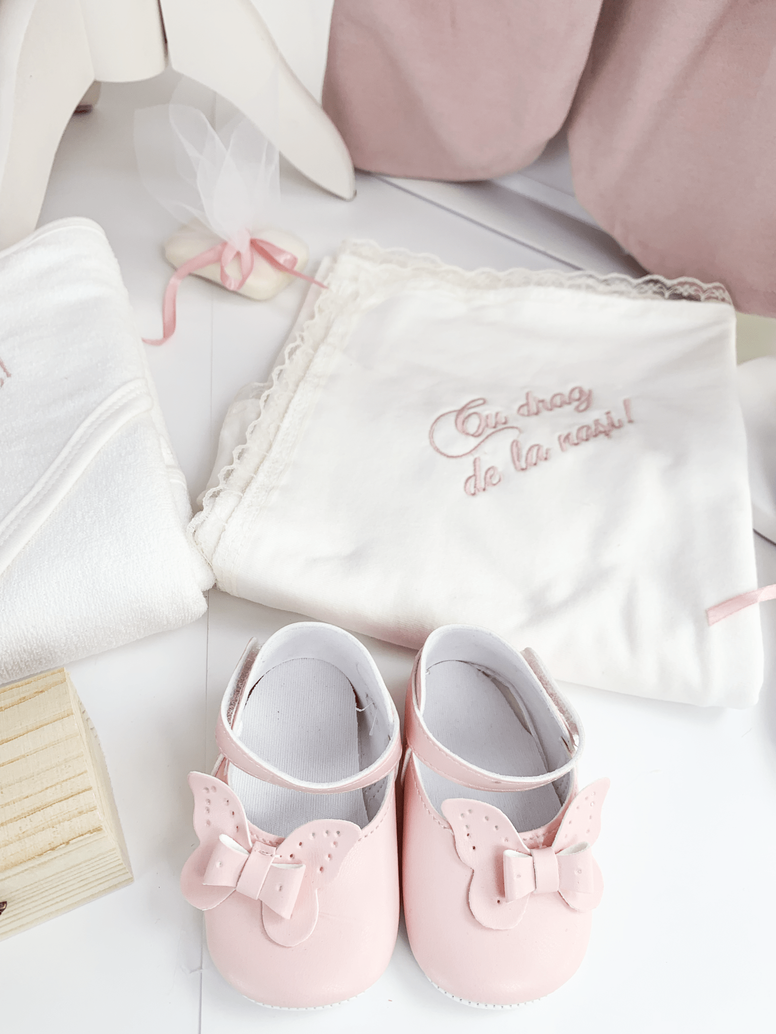 Trusou botez complet cu rochita eleganta si lumanare personalizata manual - Leah - Botez bebelusi