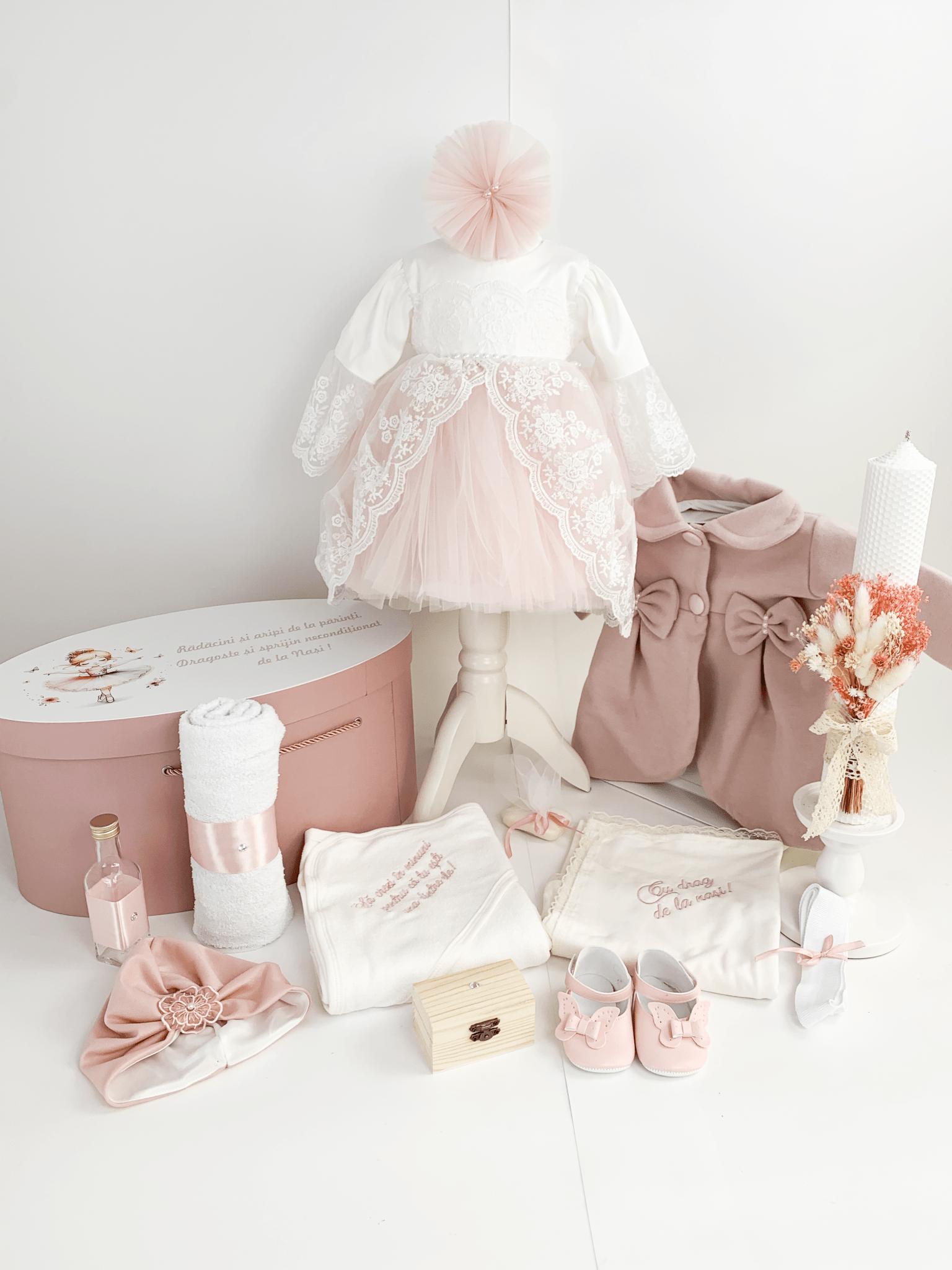 Trusou botez complet cu rochita eleganta si lumanare personalizata manual - Leah - Botez bebelusi
