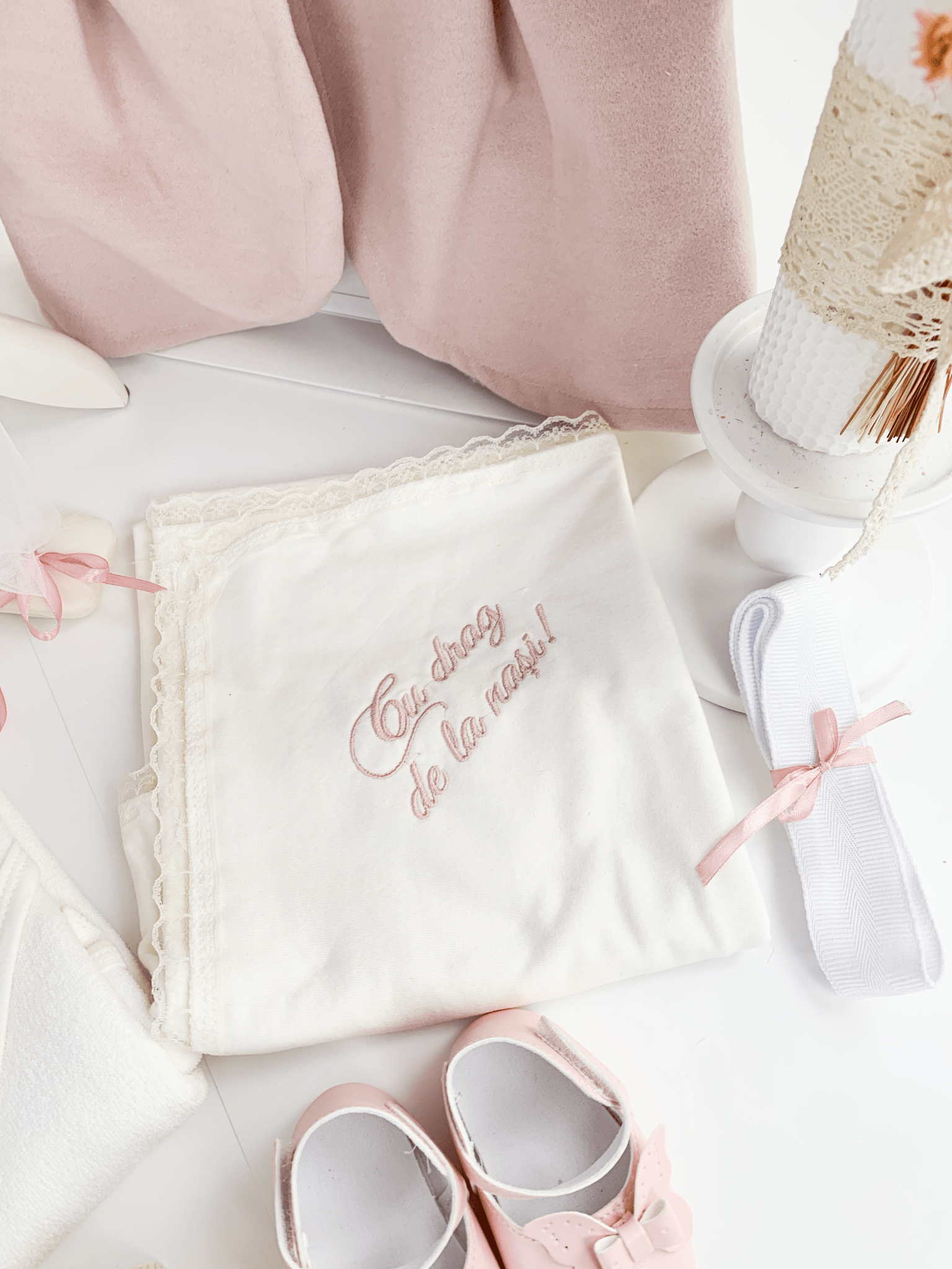Trusou botez complet cu rochita eleganta si lumanare personalizata manual - Leah - Botez bebelusi