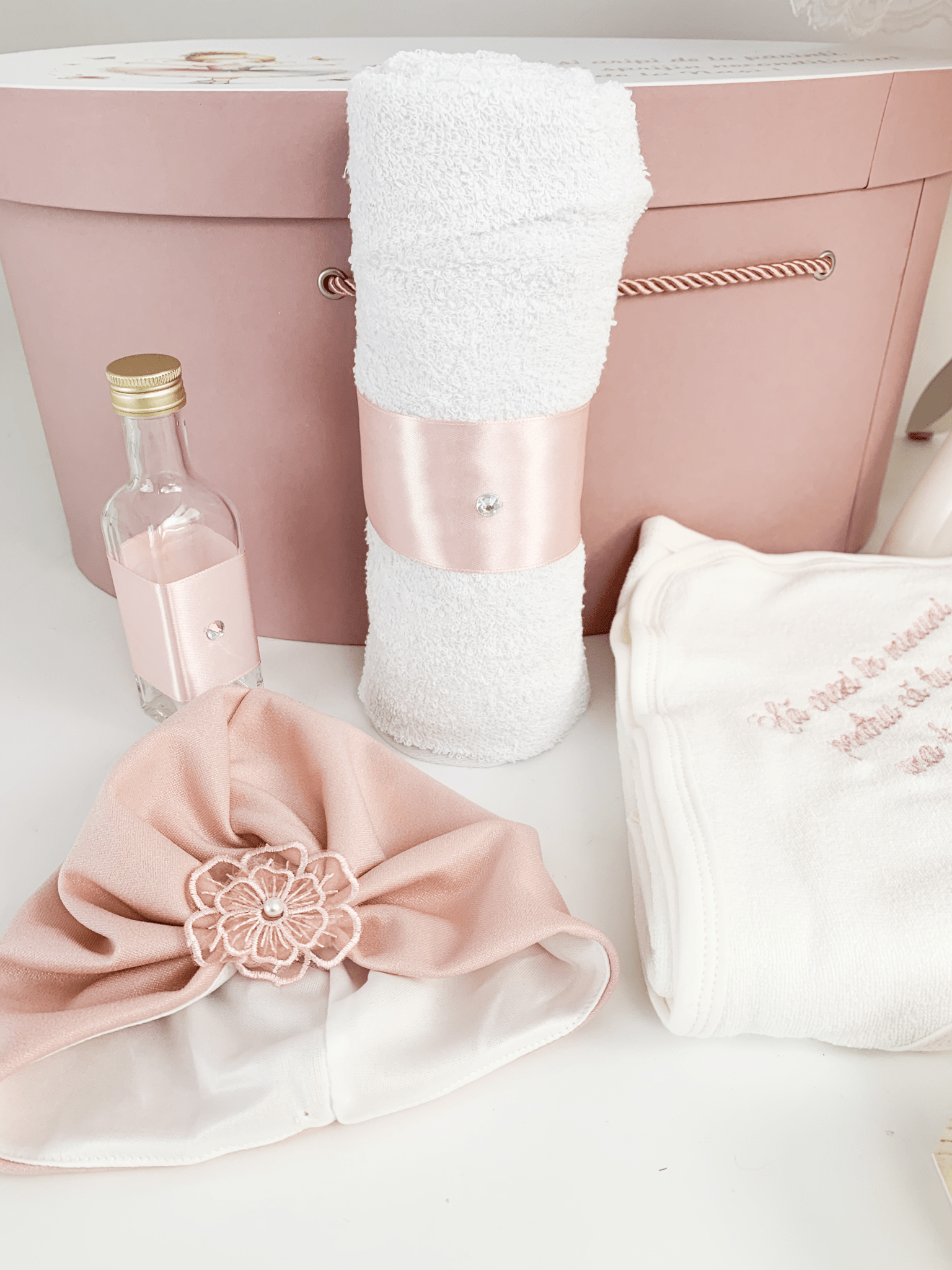 Trusou botez complet cu rochita eleganta si lumanare personalizata manual - Leah - Botez bebelusi