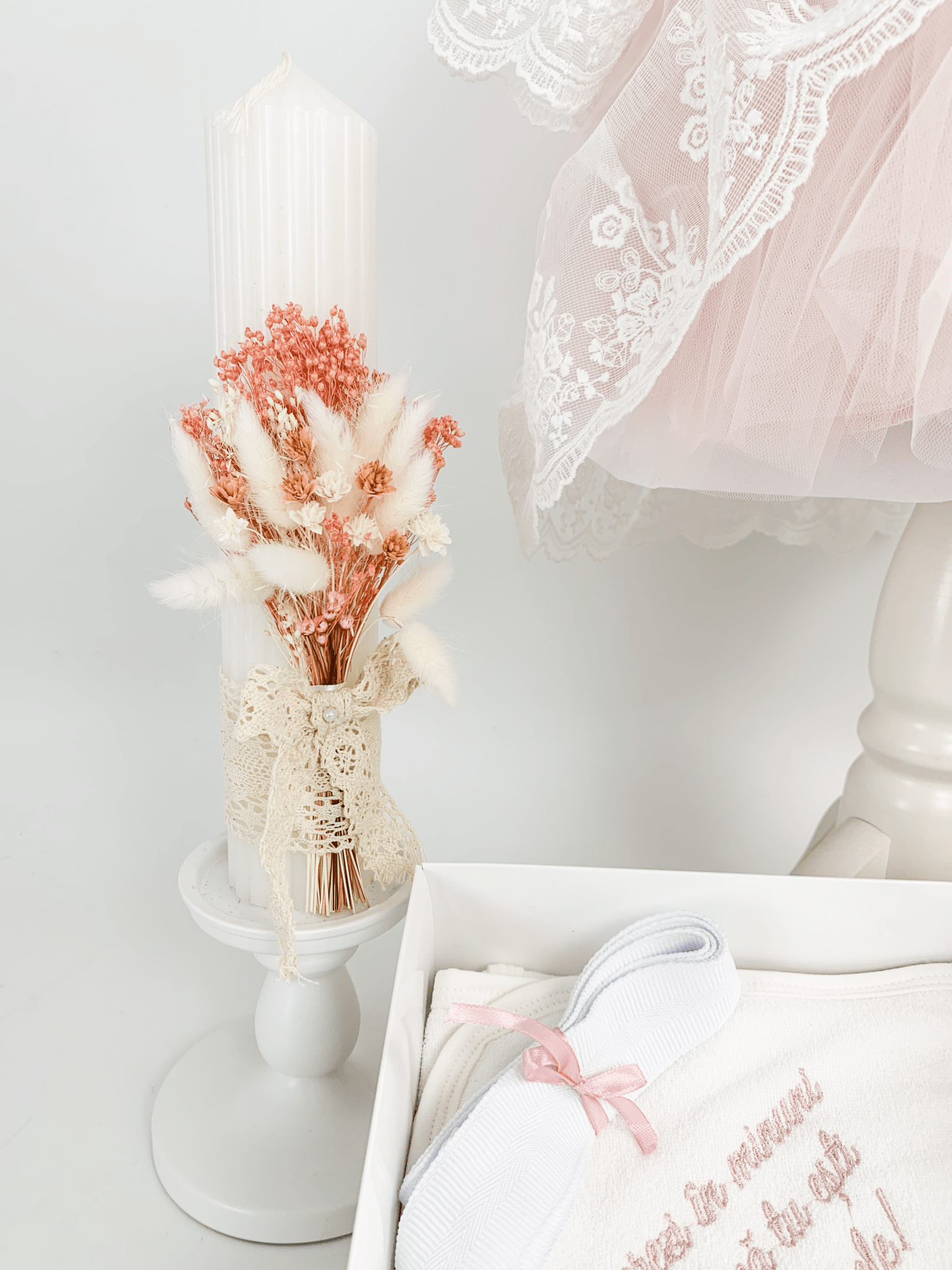 Trusou botez complet cu rochita eleganta si lumanare personalizata manual - Lola - Botez bebelusi