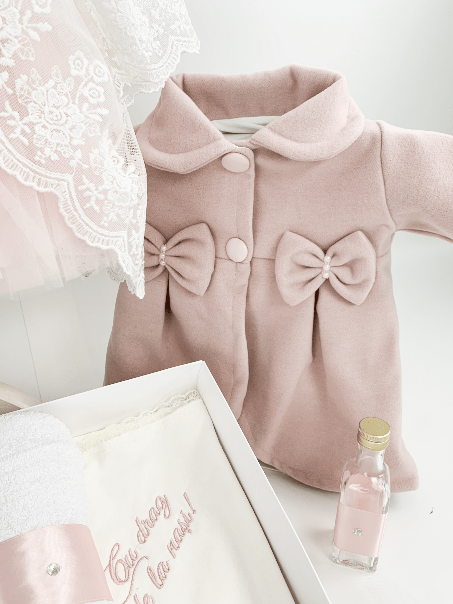 Trusou botez complet cu rochita eleganta si lumanare personalizata manual - Lola - Botez bebelusi