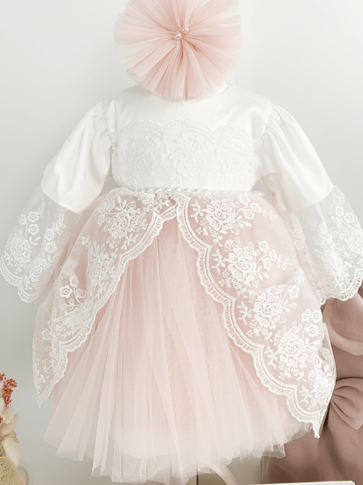Trusou botez complet cu rochita eleganta si lumanare personalizata manual - Lola - Botez bebelusi