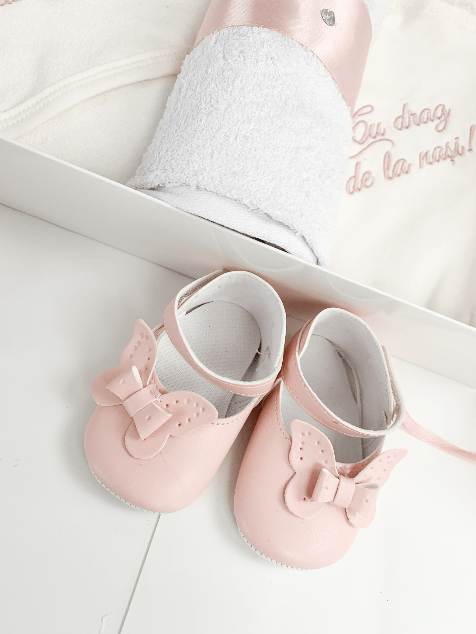 Trusou botez complet cu rochita eleganta si lumanare personalizata manual - Lola - Botez bebelusi