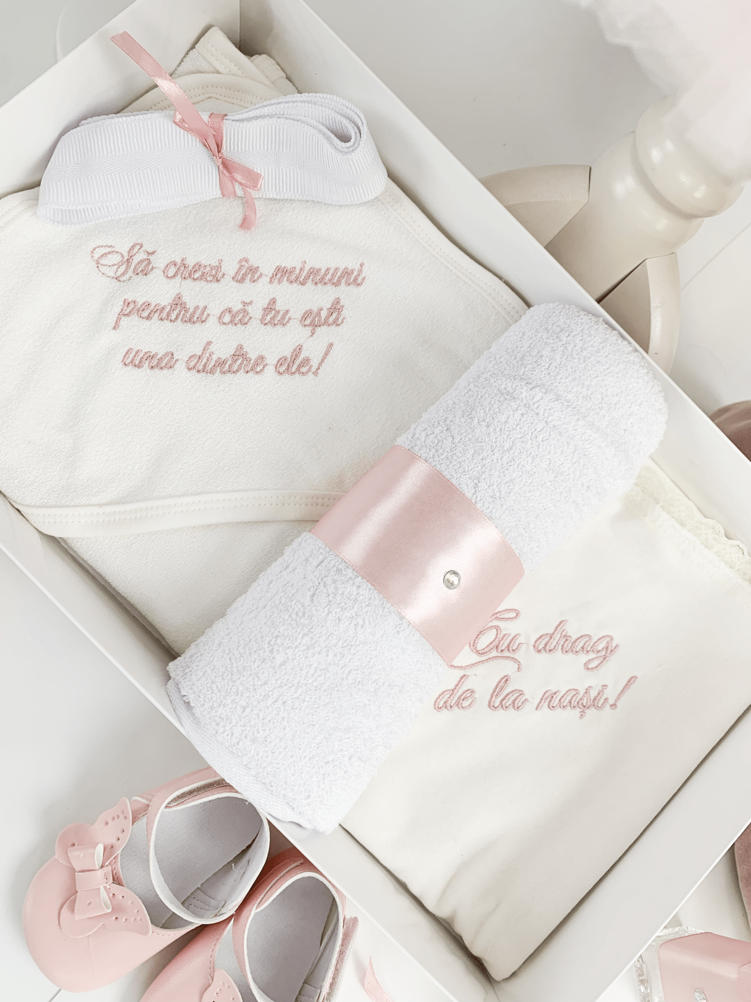 Trusou botez complet cu rochita eleganta si lumanare personalizata manual - Lola - Botez bebelusi