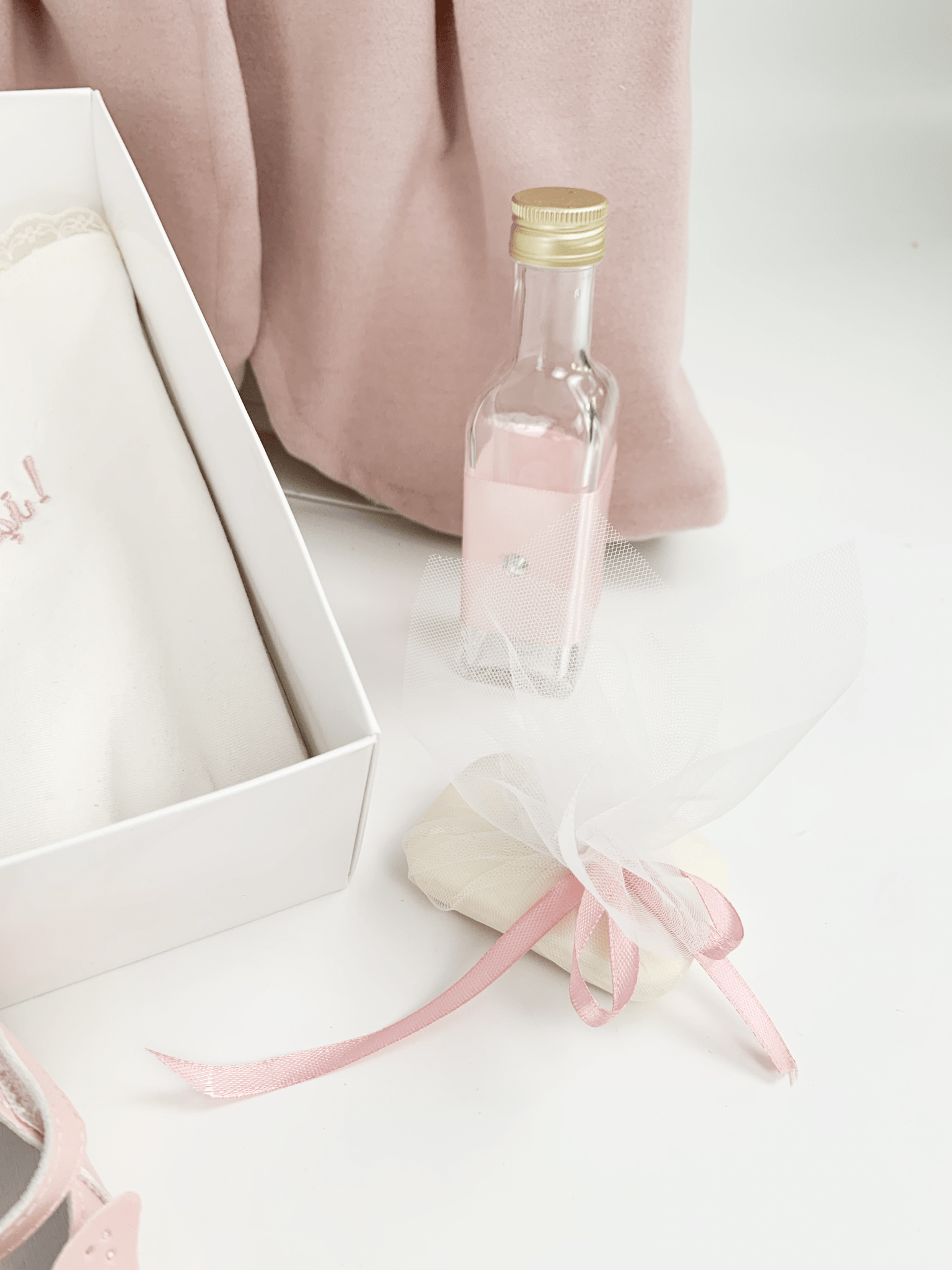 Trusou botez complet cu rochita eleganta si lumanare personalizata manual - Lola - Botez bebelusi
