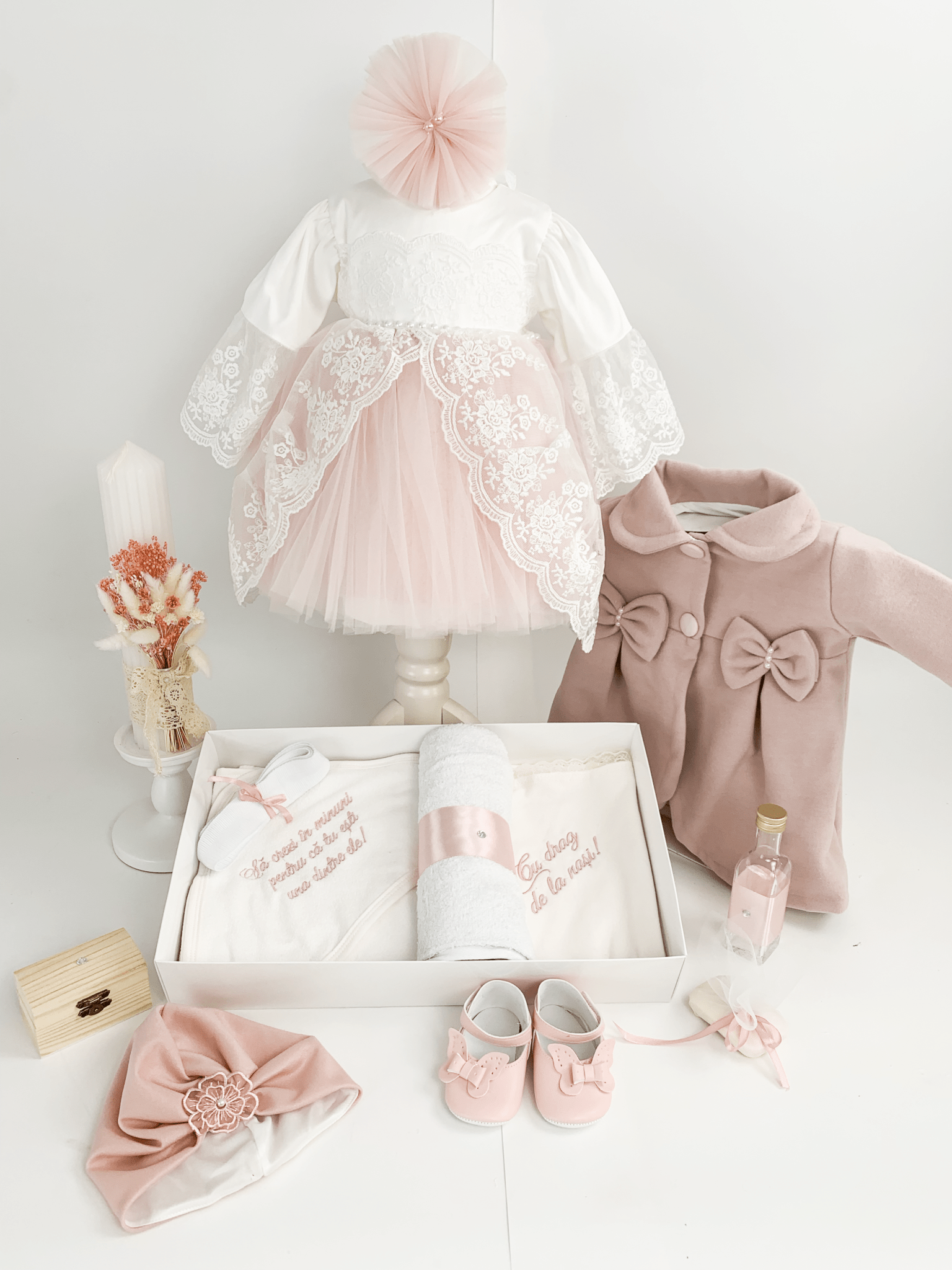 Trusou botez complet cu rochita eleganta si lumanare personalizata manual - Lola - Botez bebelusi