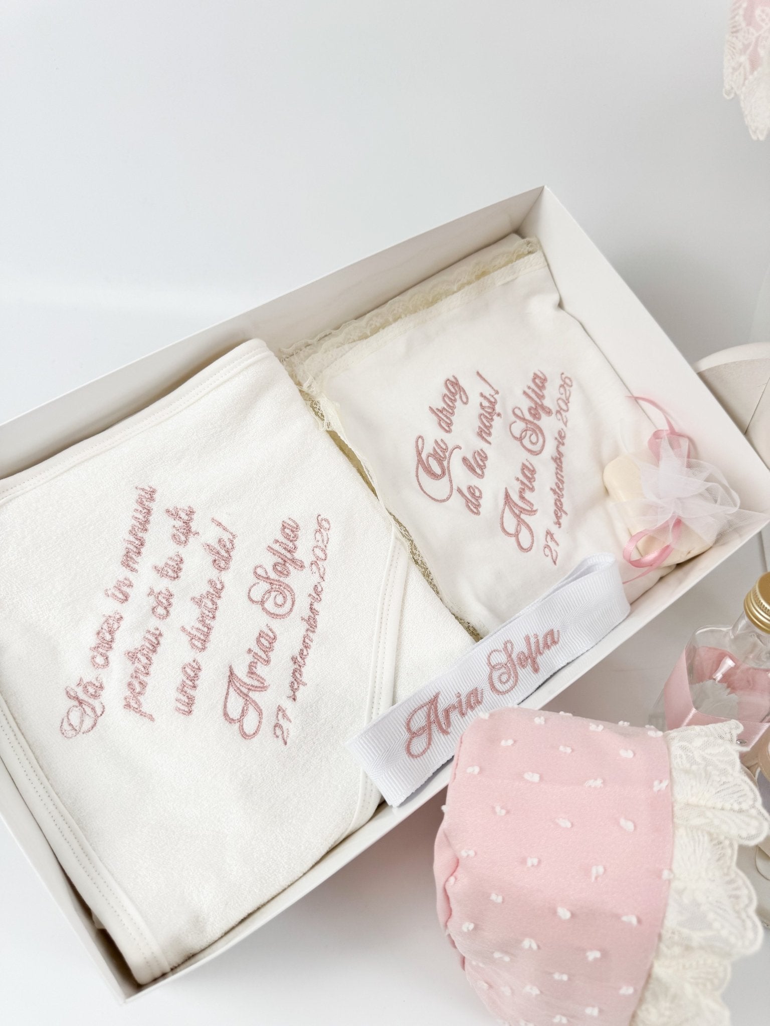 Trusou botez complet cu rochita eleganta si lumanare personalizata manual - Marioara - Botez bebelusi