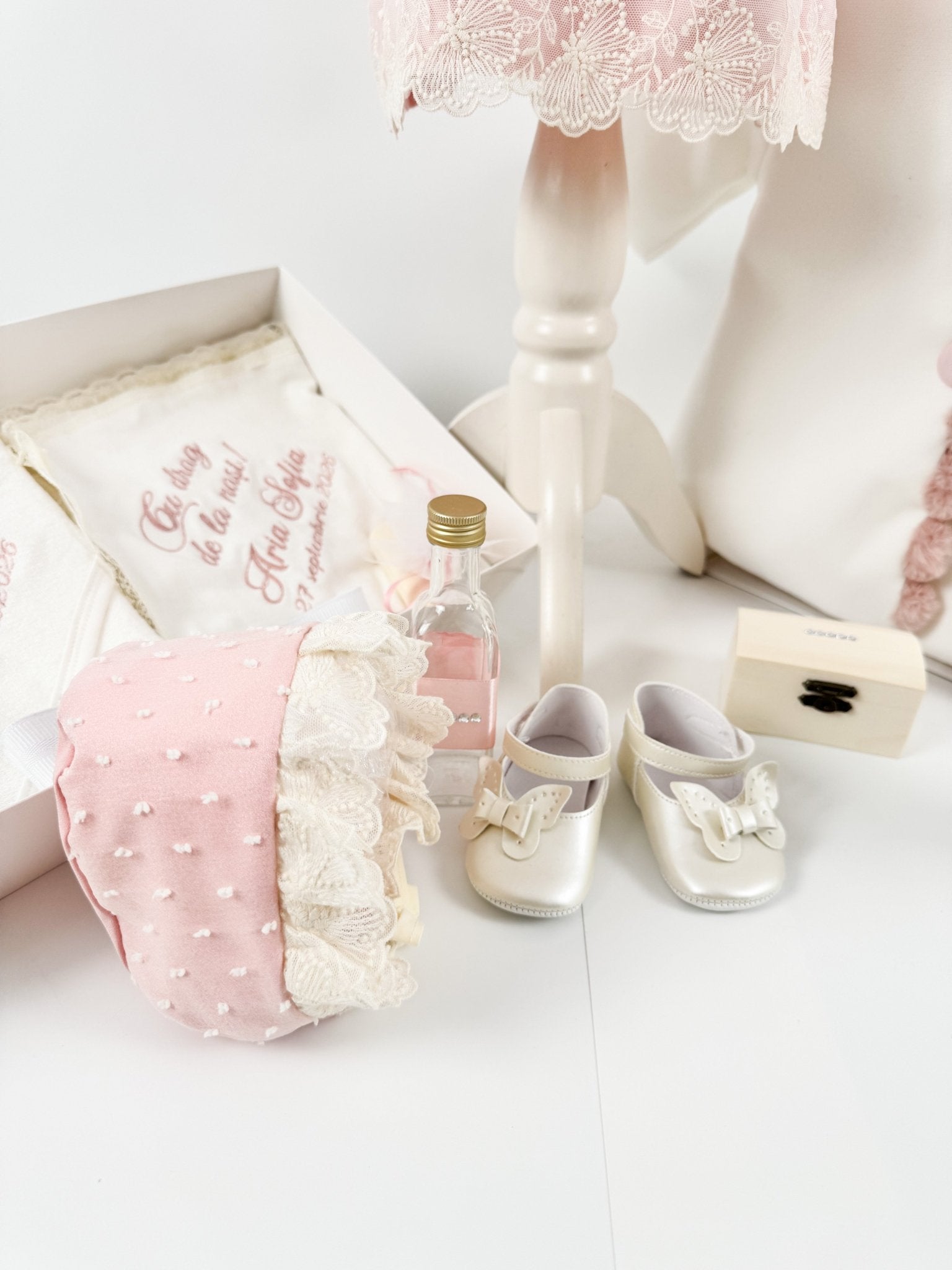 Trusou botez complet cu rochita eleganta si lumanare personalizata manual - Marioara - Botez bebelusi