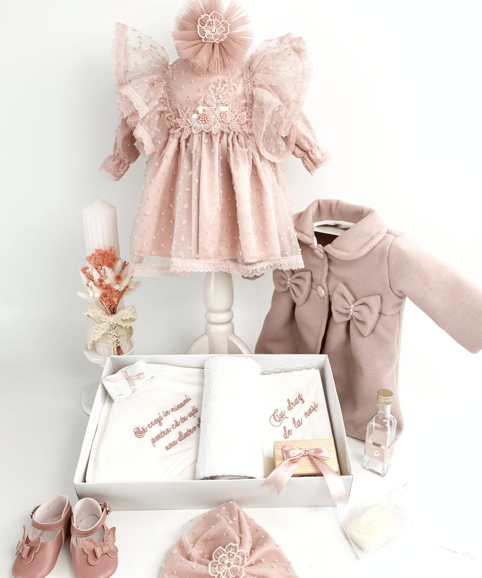 Trusou botez complet cu rochita eleganta si lumanare personalizata manual - Mirabel - Botez bebelusi