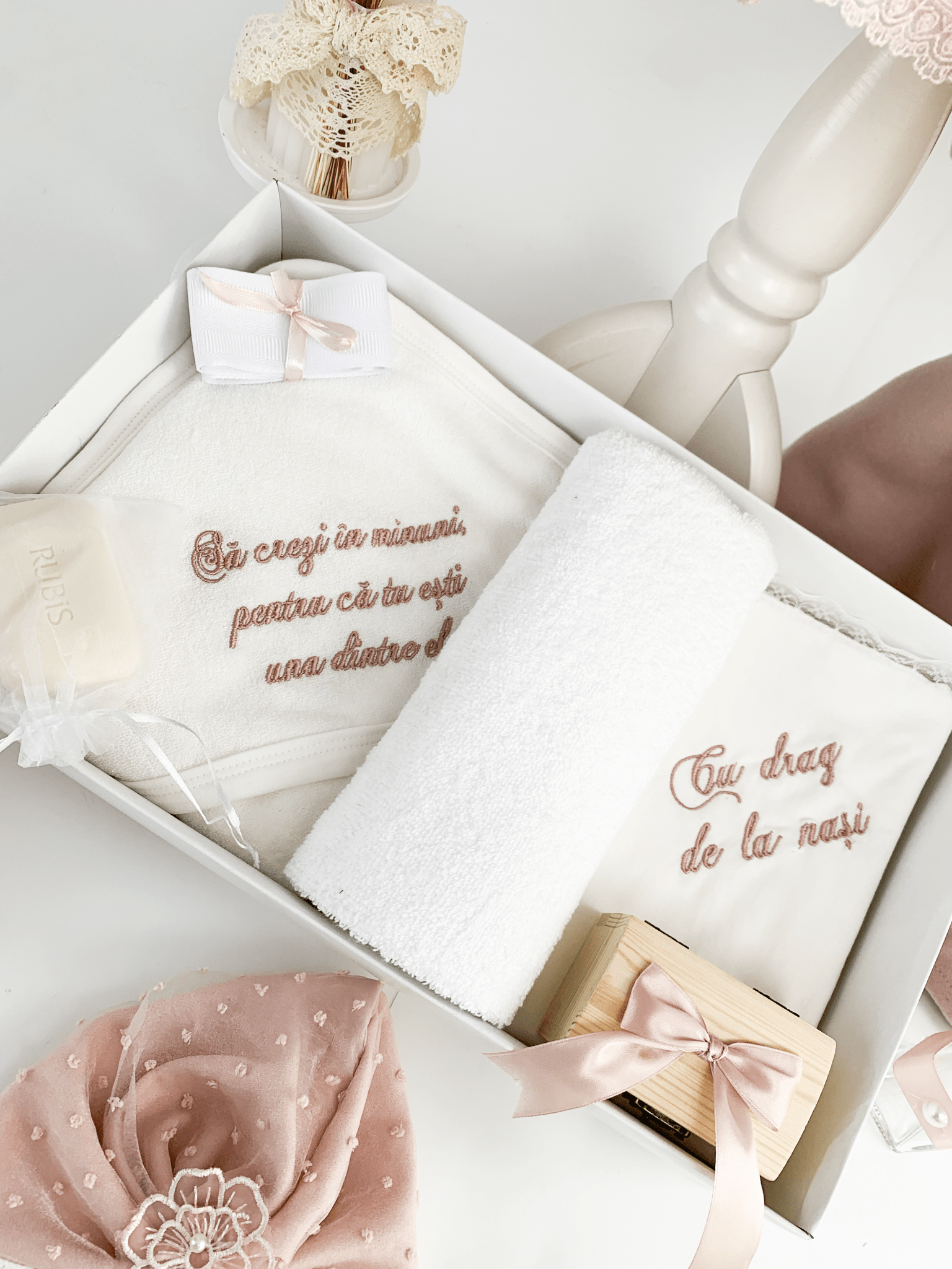 Trusou botez complet cu rochita eleganta si lumanare personalizata manual - Mirabel - Botez bebelusi