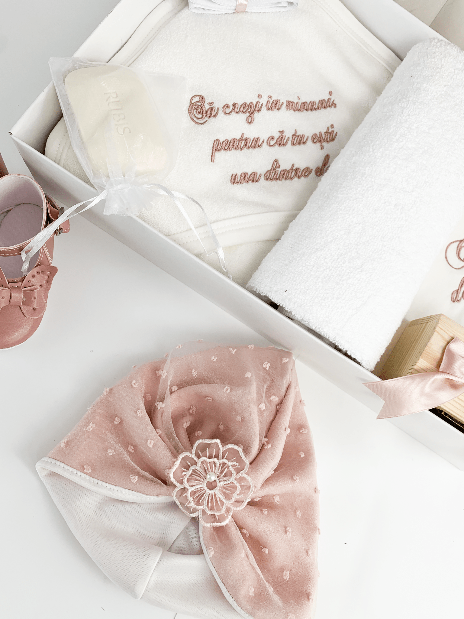 Trusou botez complet cu rochita eleganta si lumanare personalizata manual - Mirabel - Botez bebelusi