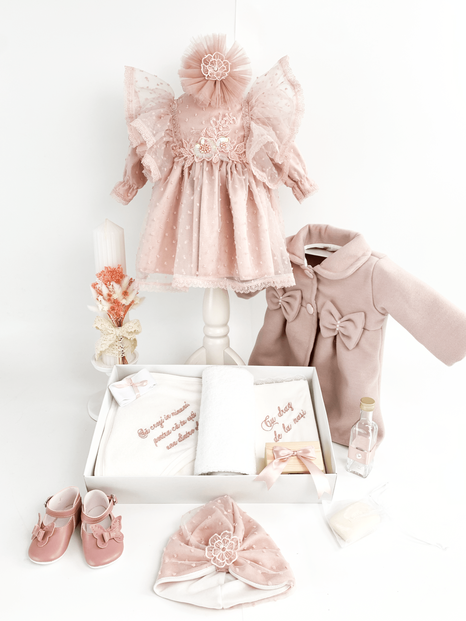 Trusou botez complet cu rochita eleganta si lumanare personalizata manual - Mirabel - Botez bebelusi