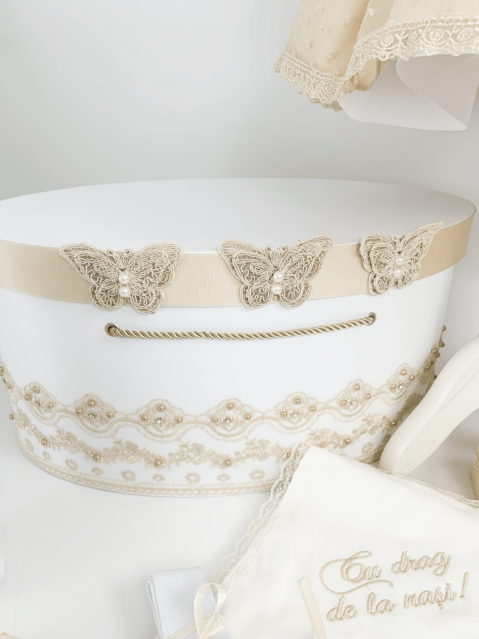 Trusou botez complet cu rochita eleganta si lumanare personalizata manual - Pauline - Botez bebelusi