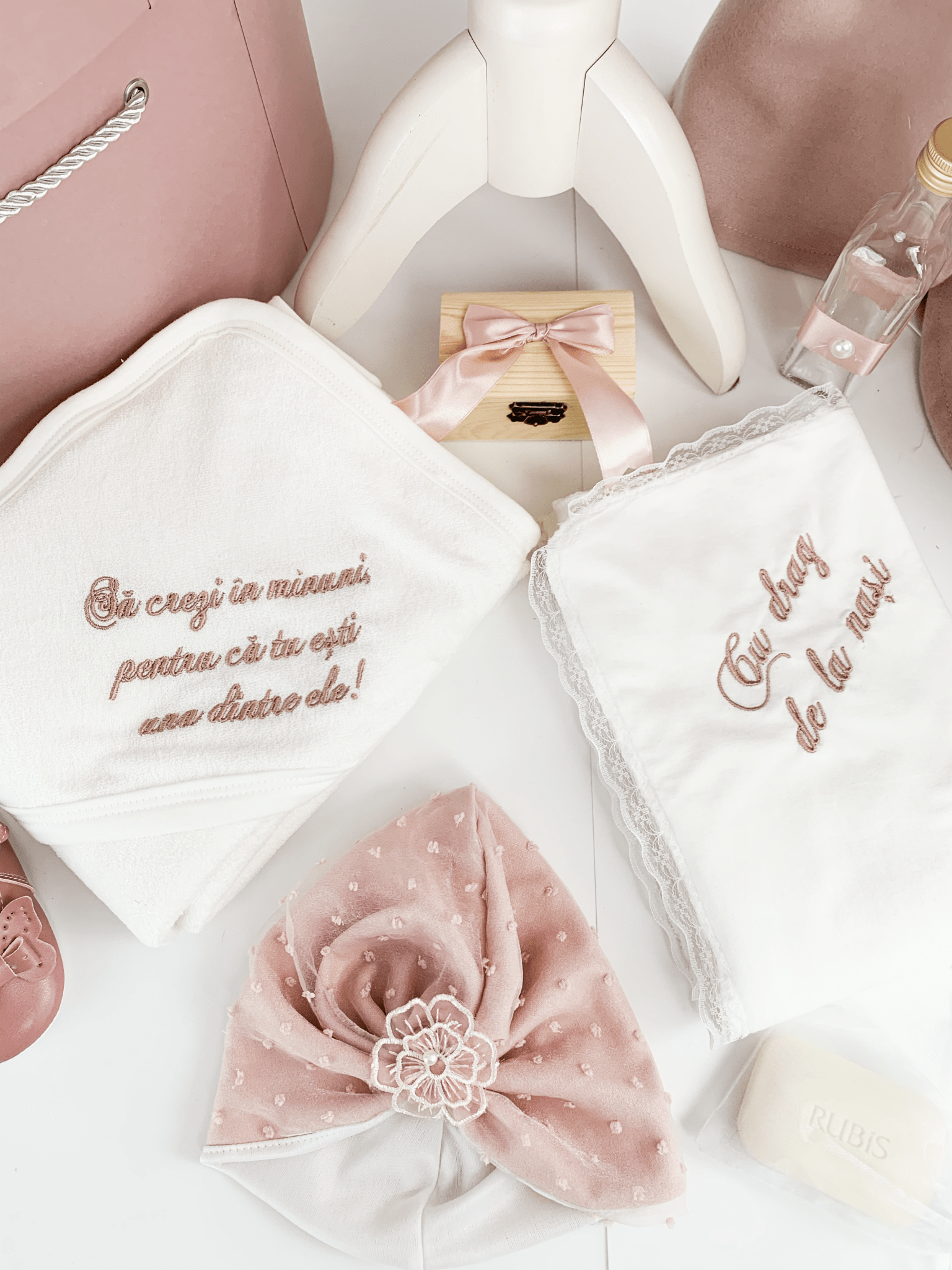 Trusou botez complet cu rochita eleganta si lumanare personalizata manual - Roxane - Botez bebelusi