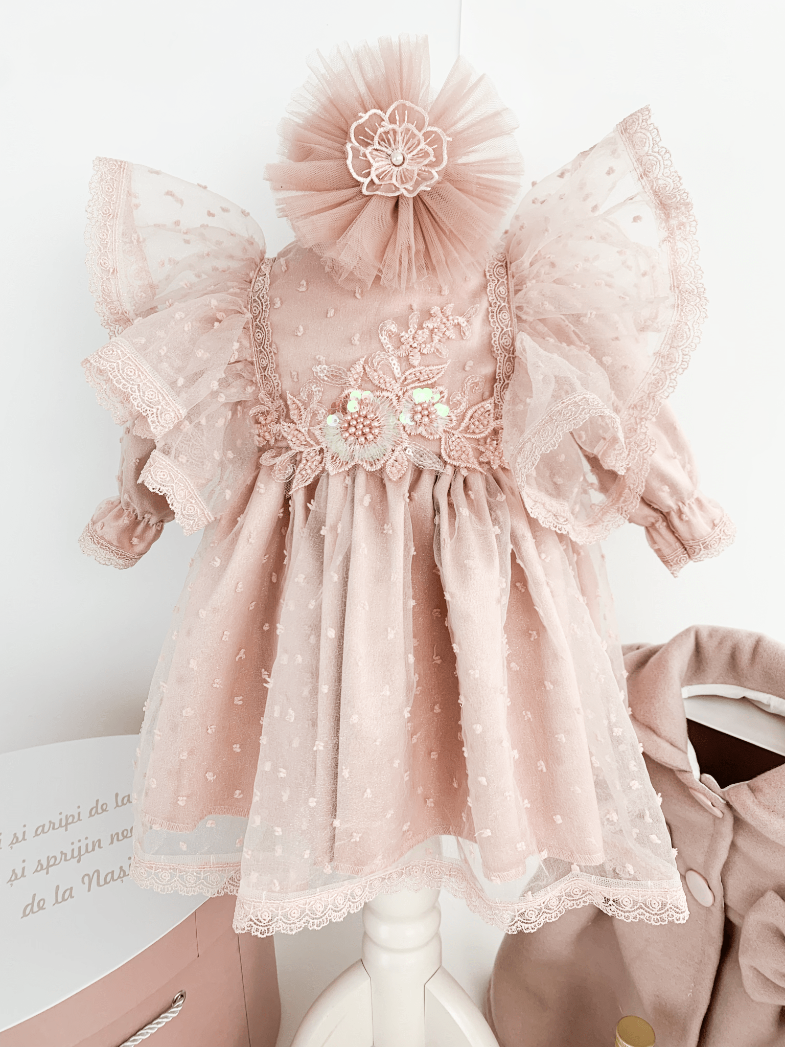 Trusou botez complet cu rochita eleganta si lumanare personalizata manual - Roxane - Botez bebelusi