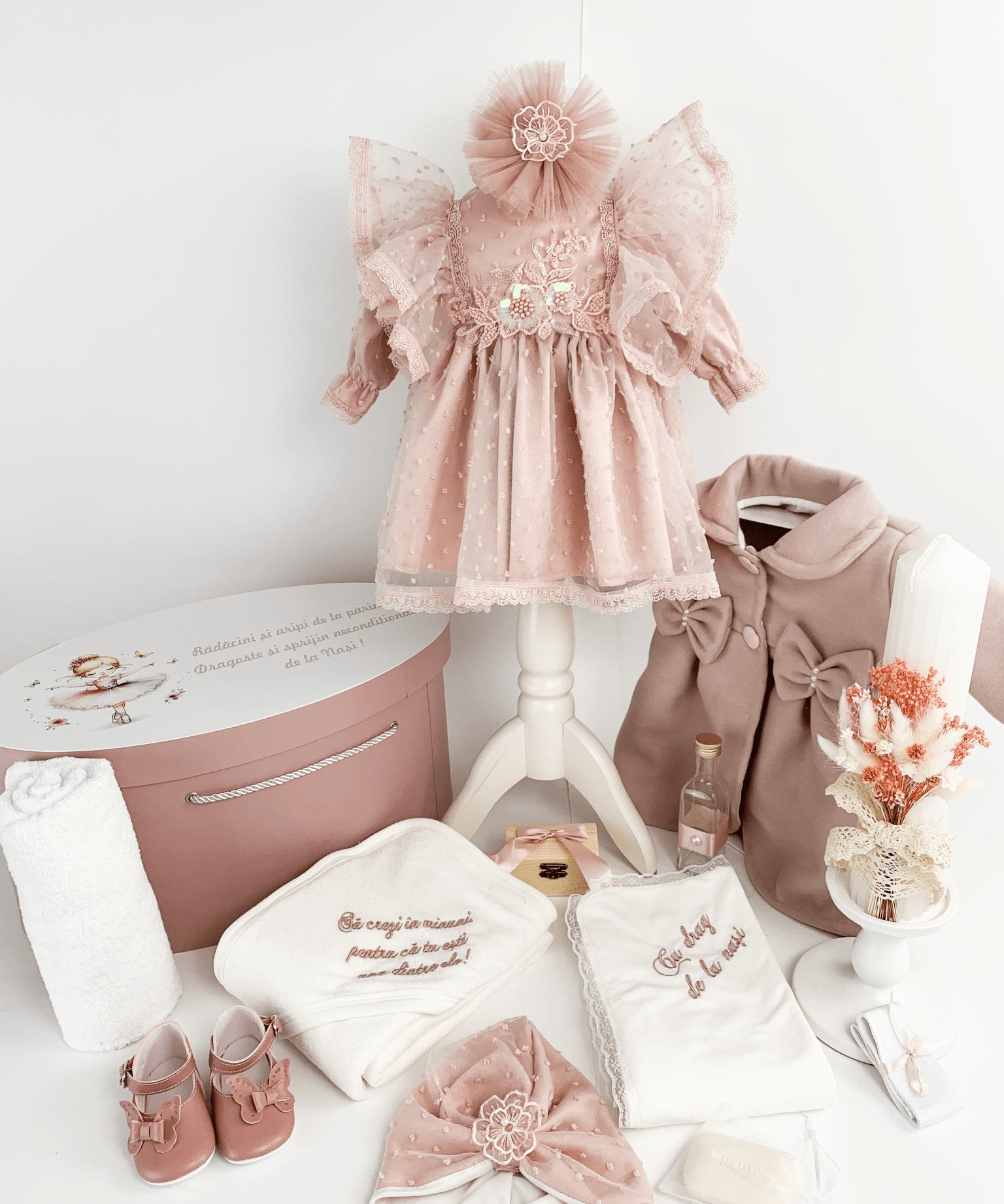 Trusou botez complet cu rochita eleganta si lumanare personalizata manual - Roxane - Botez bebelusi
