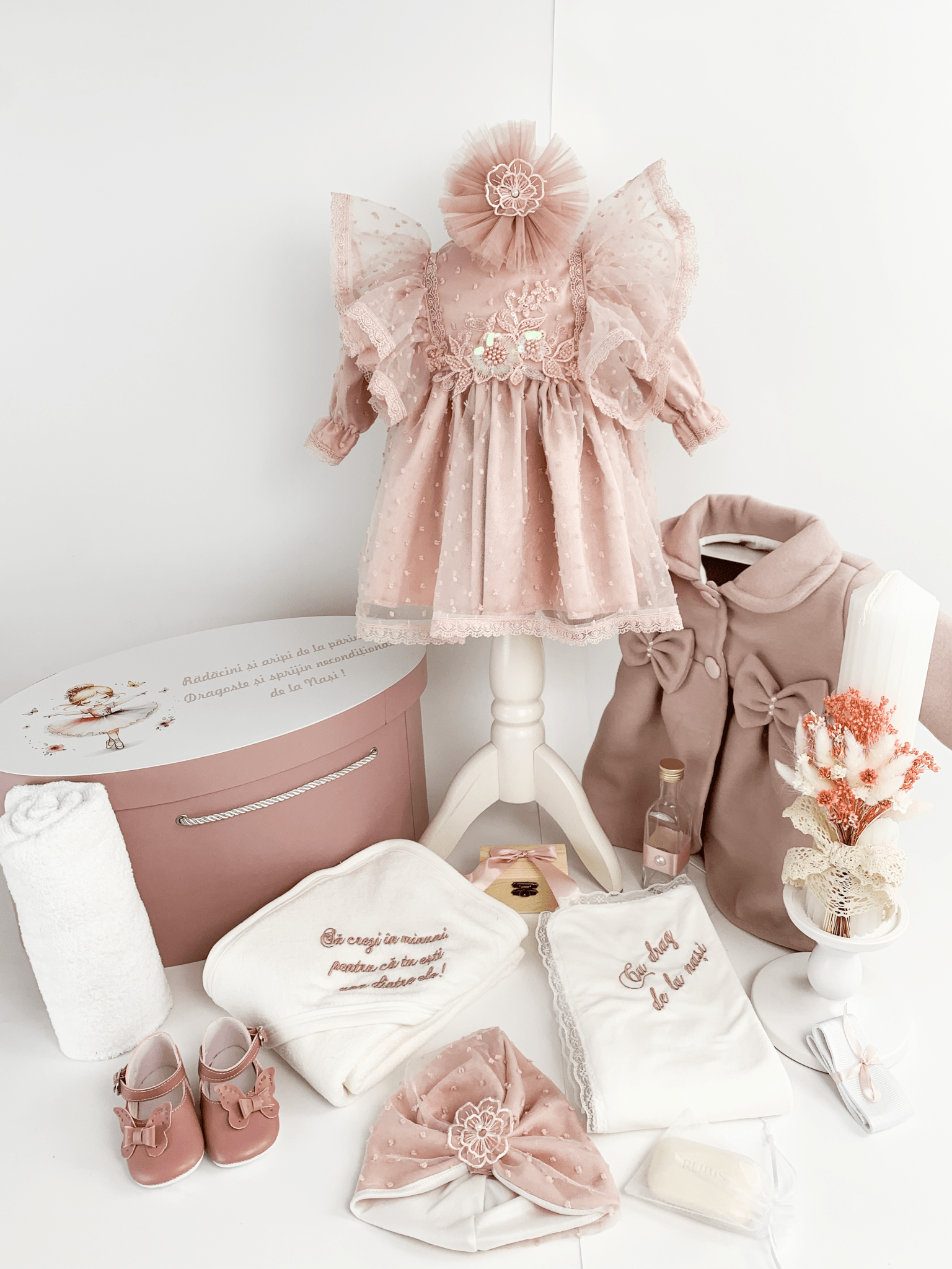 Trusou botez complet cu rochita eleganta si lumanare personalizata manual - Roxane - Botez bebelusi