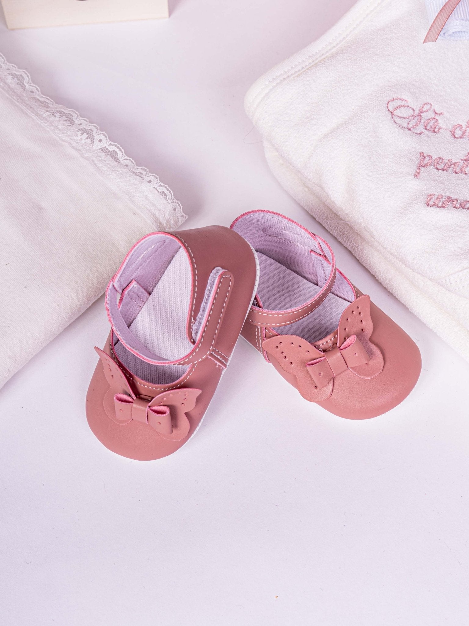 Trusou botez hand made cu rochita, lumanare si accesorii personalizate - Inara - Botez bebelusi