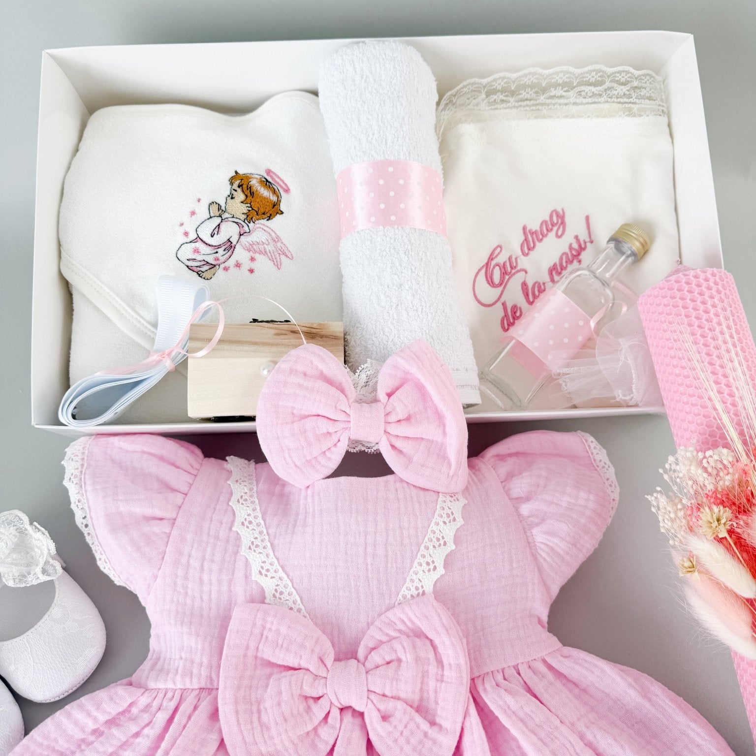 Set botez fetita cu trusou brodat si lumanare cu flori uscate