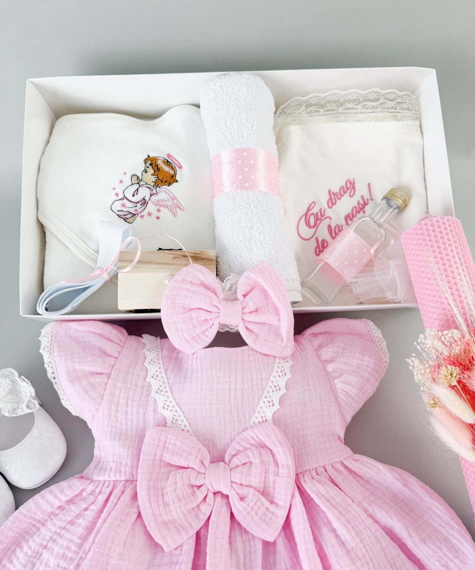 Set botez fetita cu trusou brodat si lumanare cu flori uscate