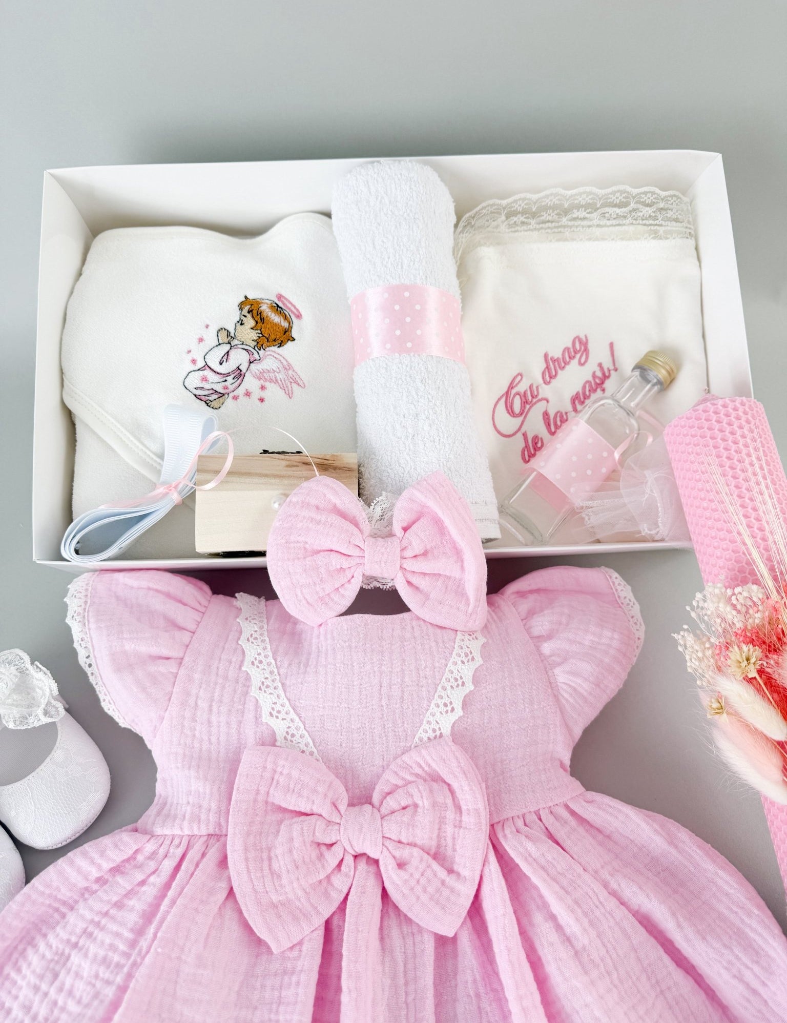 Set botez fetita cu trusou brodat si lumanare cu flori uscate
