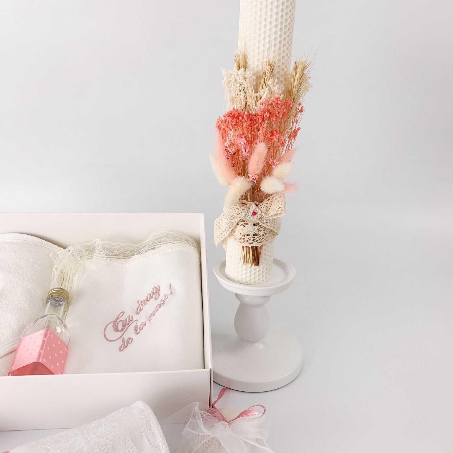 Trusou fetita roz cu fetita dansatoare si lumanare din ceara naturala - Botez bebelusi