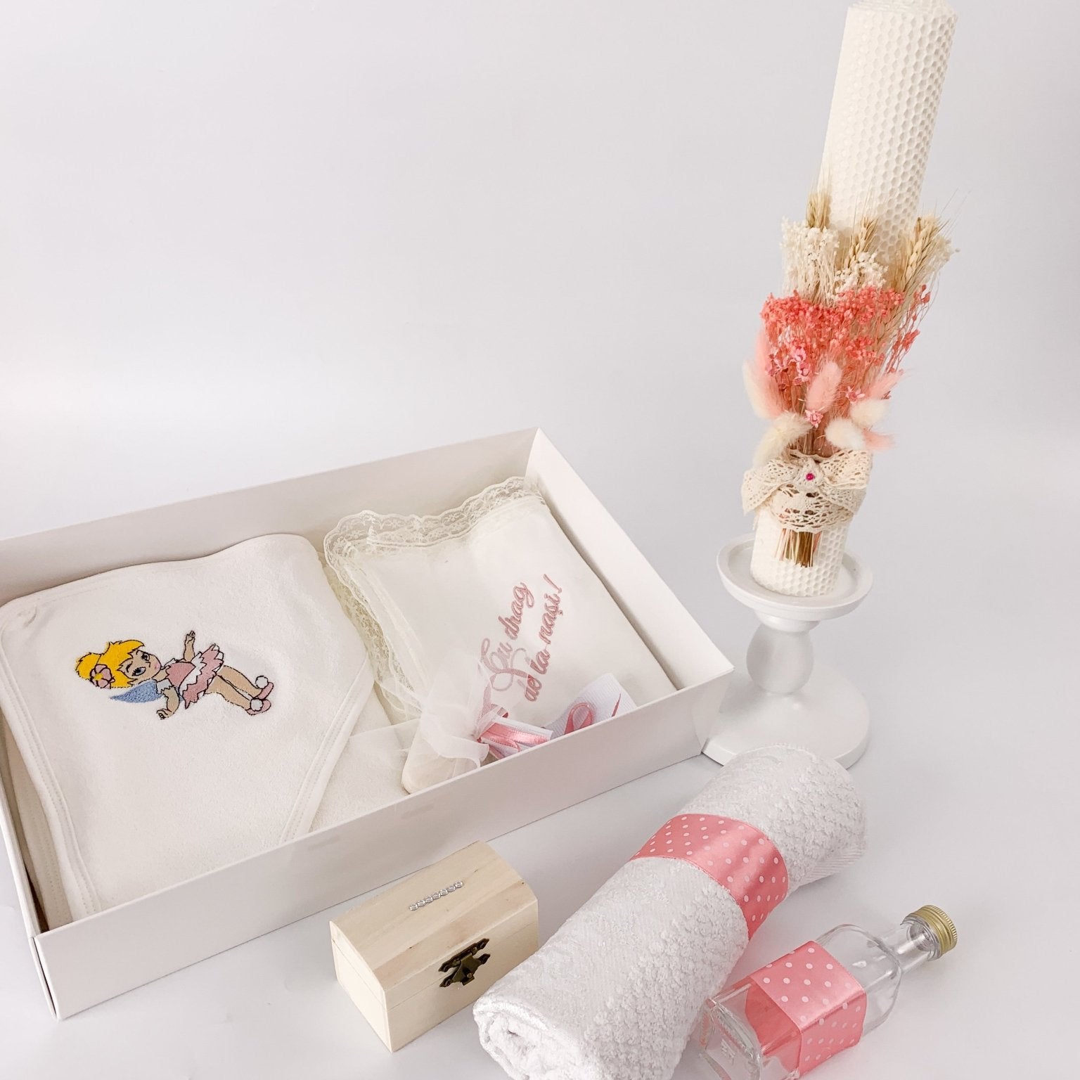 Trusou fetita roz cu fetita dansatoare si lumanare din ceara naturala - Botez bebelusi