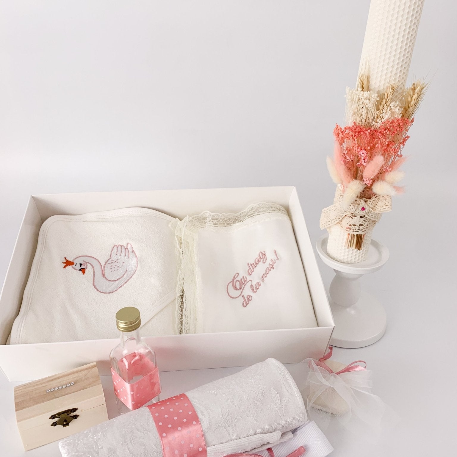 Trusou fetita roz cu lebada si lumanare din ceara naturala - Botez bebelusi
