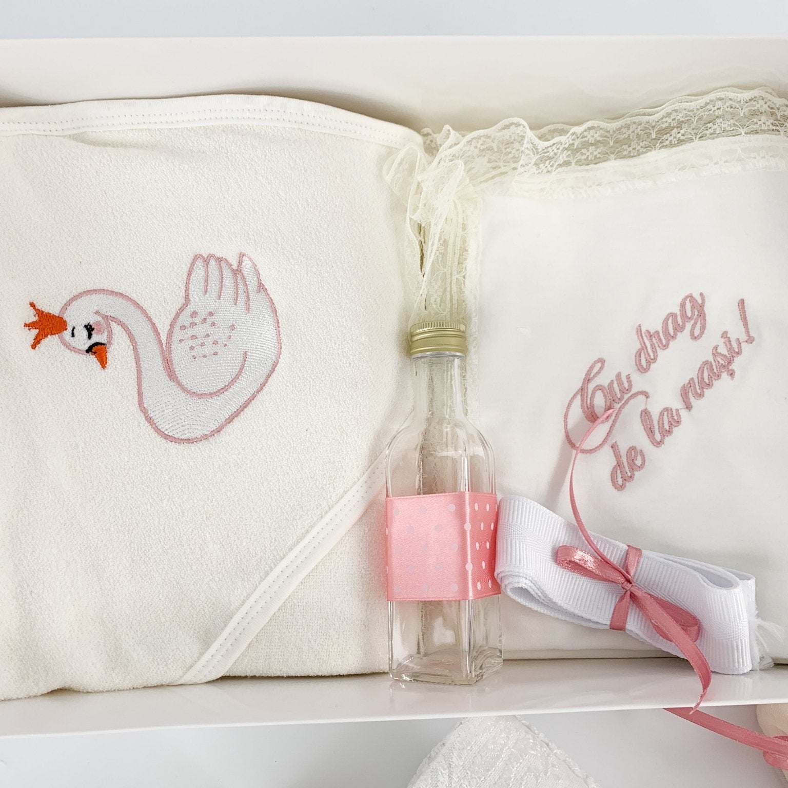 Trusou fetita roz cu lebada si lumanare din ceara naturala - Botez bebelusi