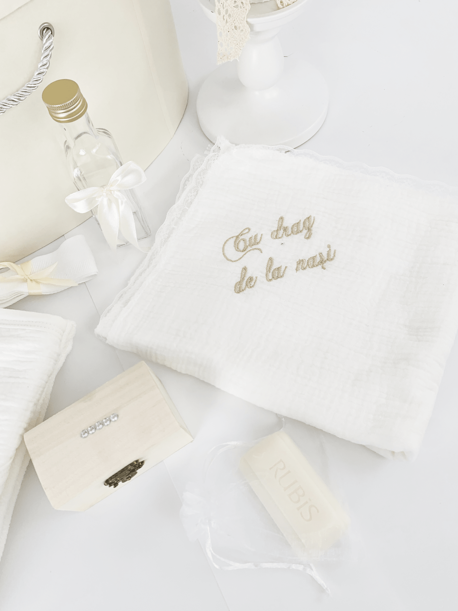 Trusou personalizat botez cu cufar, muselina si lumanare ceara naturala - Alesia - Botez bebelusi
