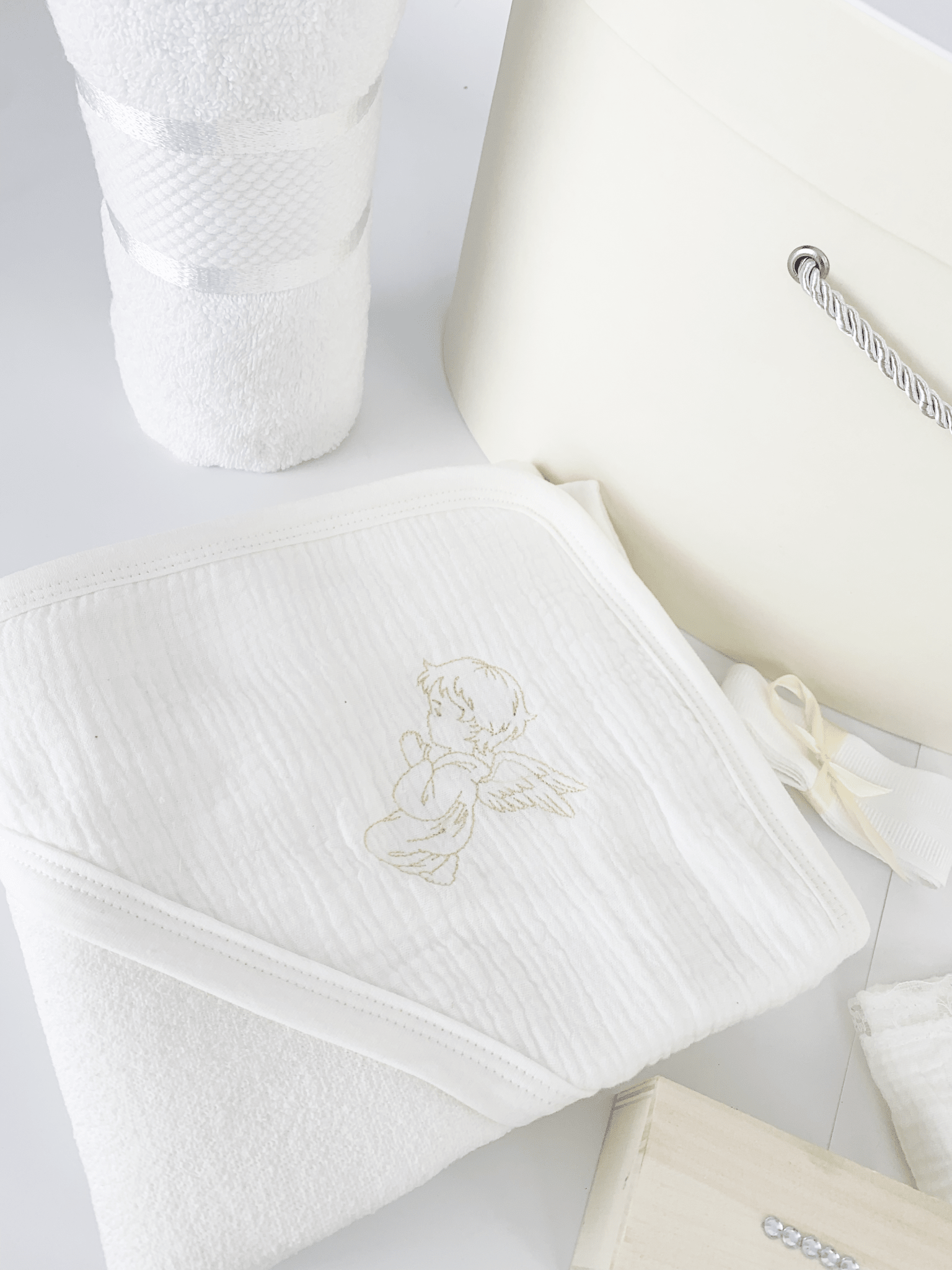 Trusou personalizat botez cu cufar, muselina si lumanare ceara naturala - Alesia - Botez bebelusi