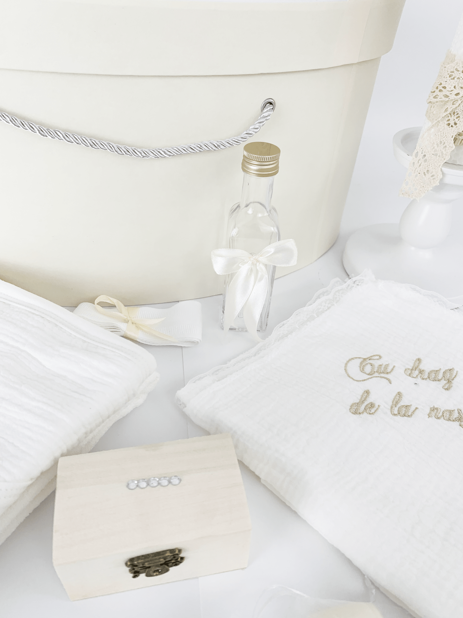 Trusou personalizat botez cu cufar, muselina si lumanare ceara naturala - Alesia - Botez bebelusi